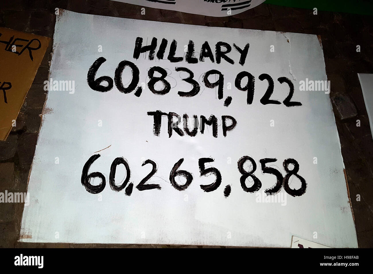'Hillary 60.839.922 Trump 60.265.858' - Demonstration Und Protest Gegen Den Wahlsieg von Donald Trump Bei Den U.S.-Amerikanischen Praesidentschaftswahle Stockfoto