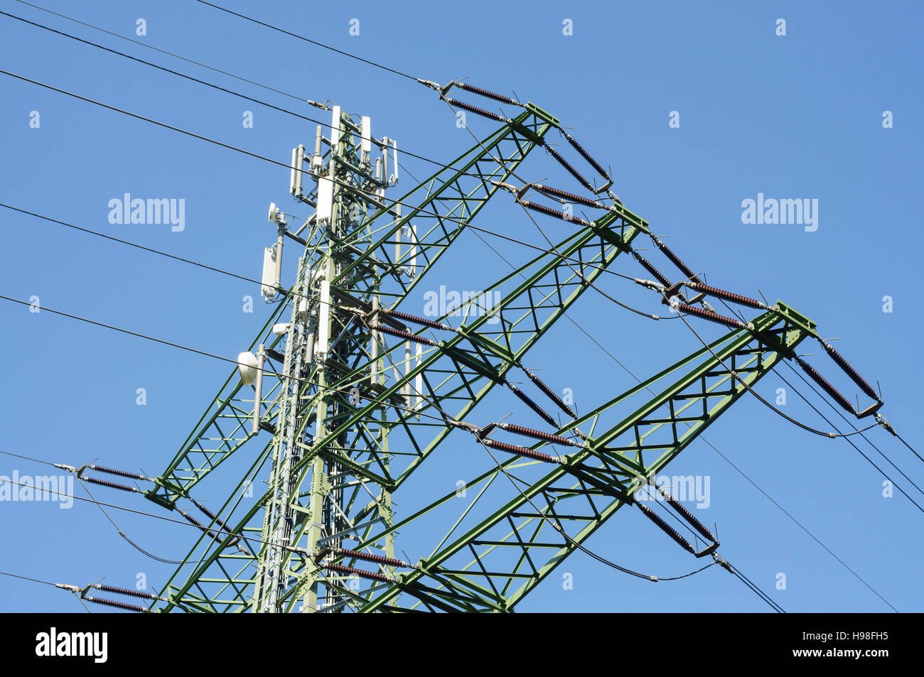 Augsburg: Hochspannung Mast mit mobilen Antennen, Schwaben, Swabia, Bayern, Bayern, Deutschland Stockfoto