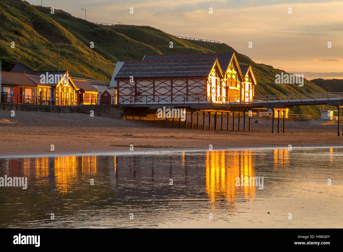 Pier Ende Gebäude im Sommer Sonnenuntergang, Saltburn Strand, Cleveland Stockfoto