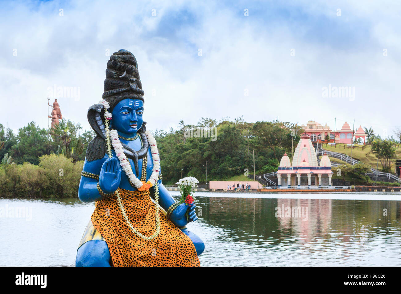 Statue der HinduGott Shivas außerhalb Tempel am Heiligen See von Grand