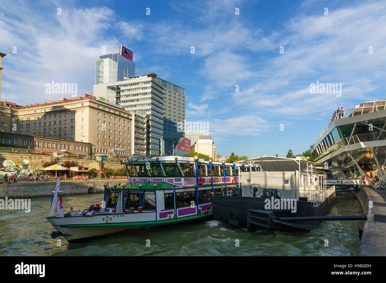 Wien, Wien: Schiff Steg Anlegestelle Schwedenplatz am Donaukanal, 01., Wien, Österreich Stockfoto