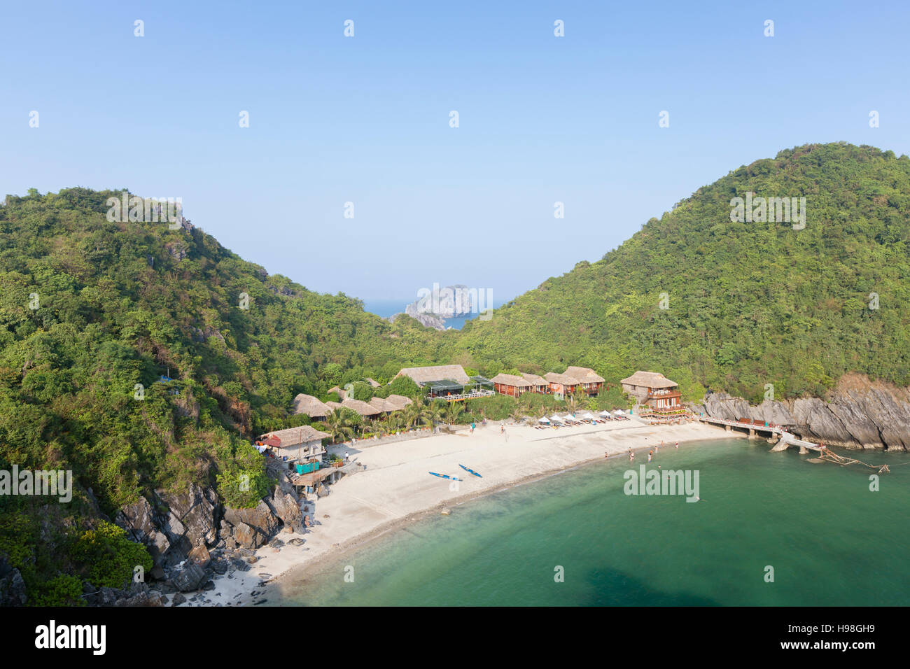 Monkey Island Resort an diesem kleinen Strand auf Monkey Island, Cat Ba Nationalpark, LANHa
