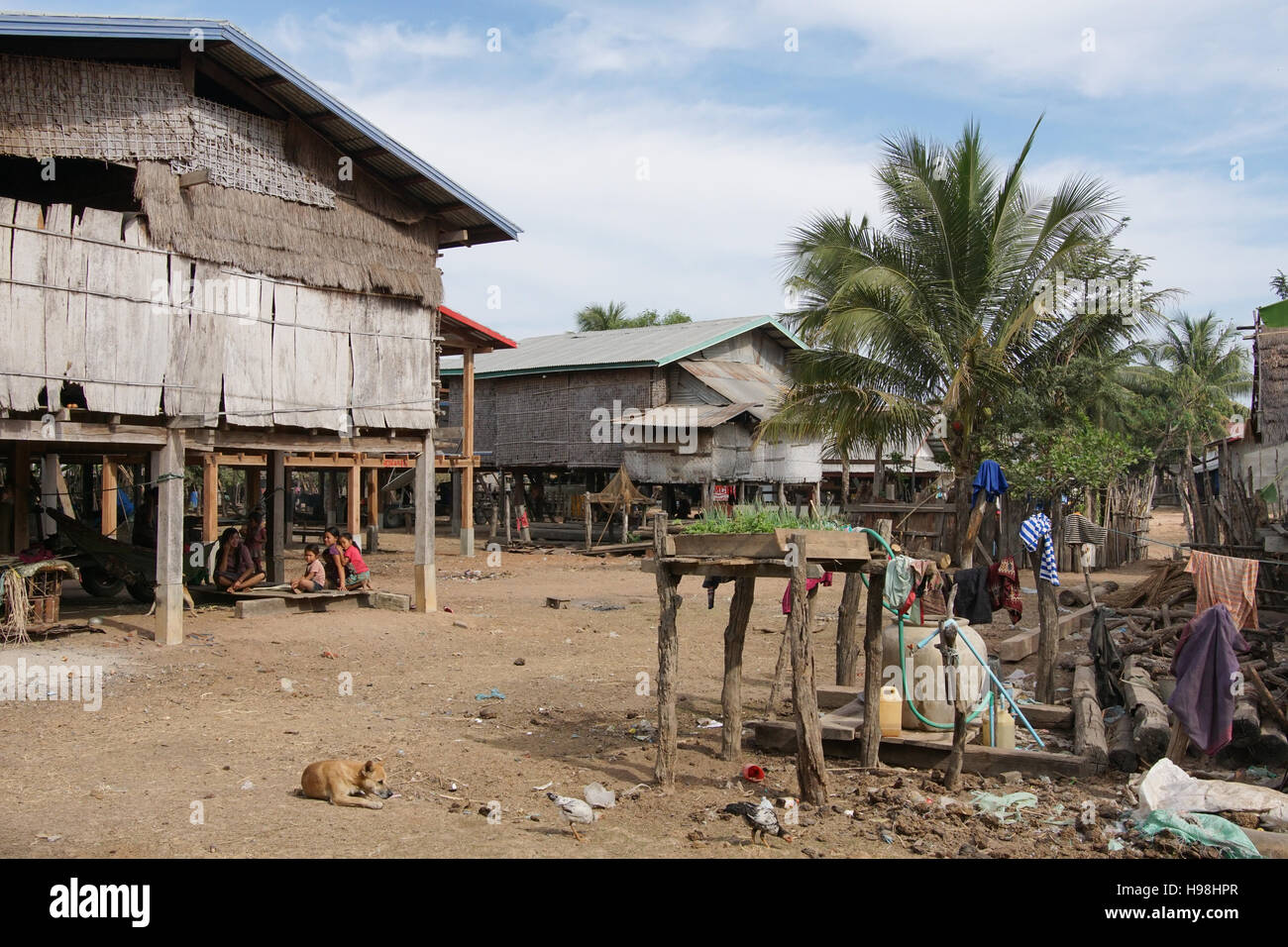 PAKSE, LAOS - 25. Februar 2016: Traditionelles Dorf der Minderheit in der Nähe von Pakse am 25. Februar 2016 in Laos, Asien Stockfoto