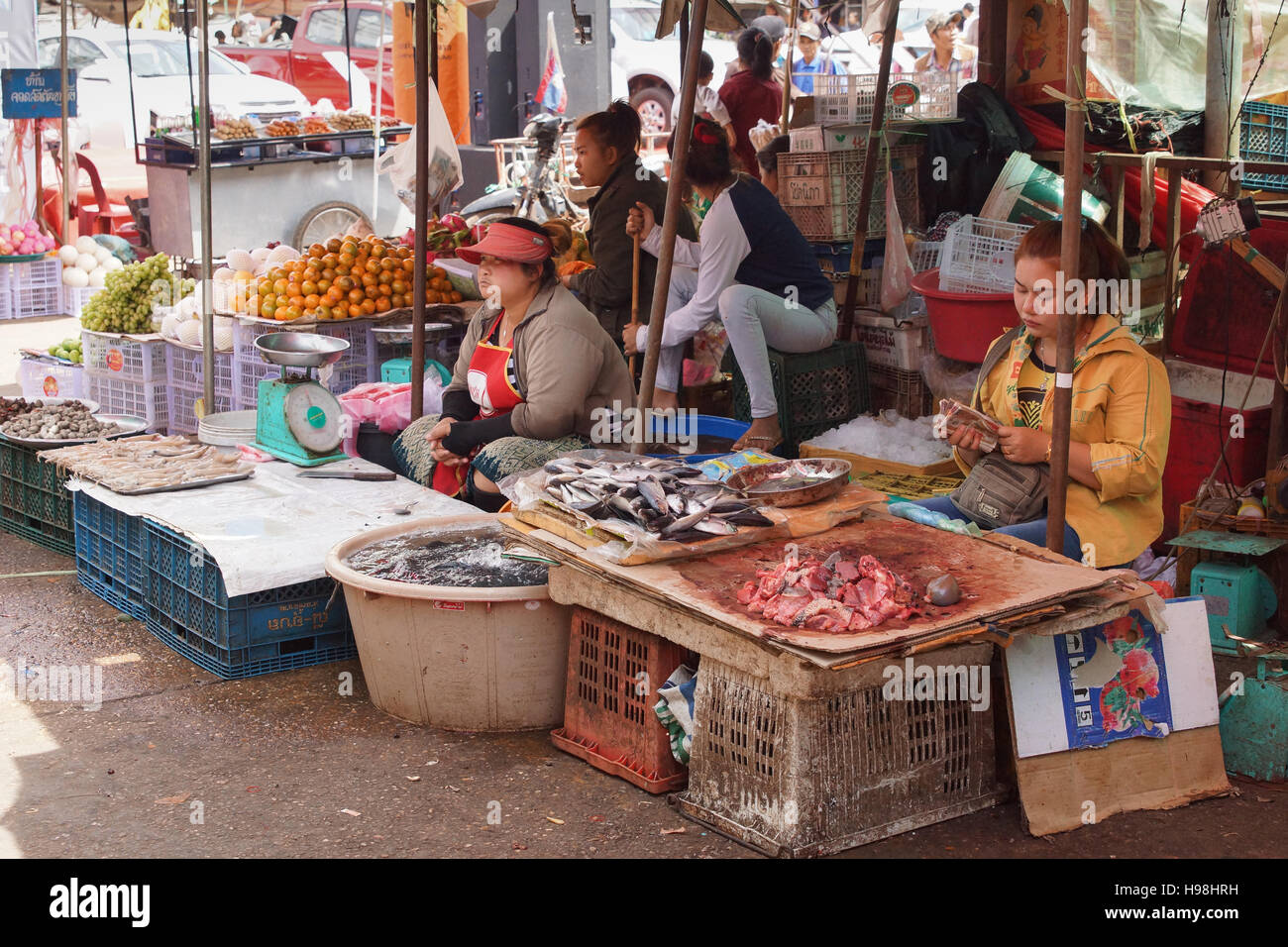 PAKSE, LAOS - 25. Februar 2016: Menschen auf dem täglichen Markt von Pakse am 25. Februar 2016 in Laos, Asien Stockfoto