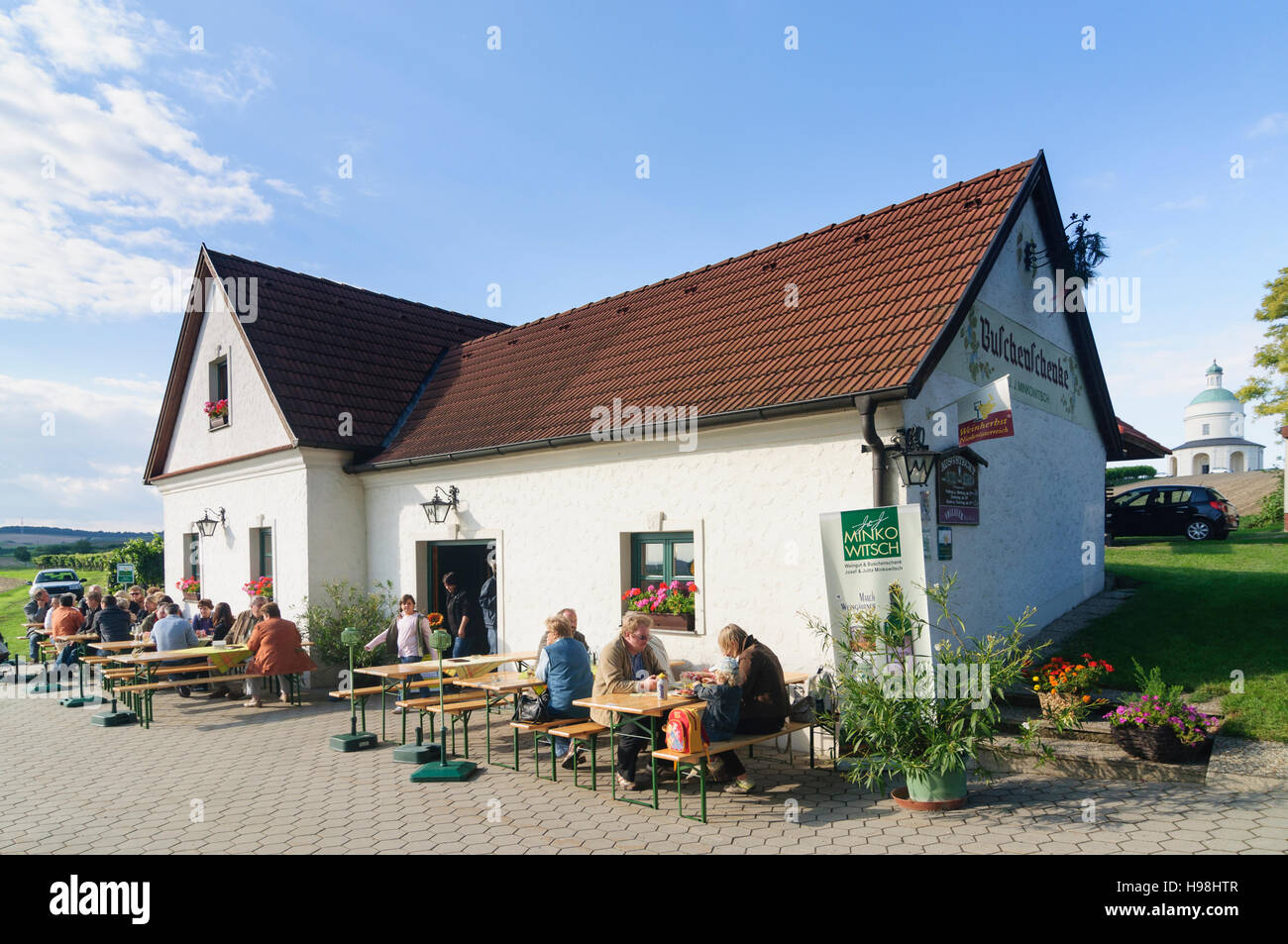 Angern ein der März: Kapelle Rochuskapelle, Heuriger (Weinstube), Gäste und Weinbergen in Mannersdorf, Weinviertel, Niederösterreich, untere Austr Stockfoto