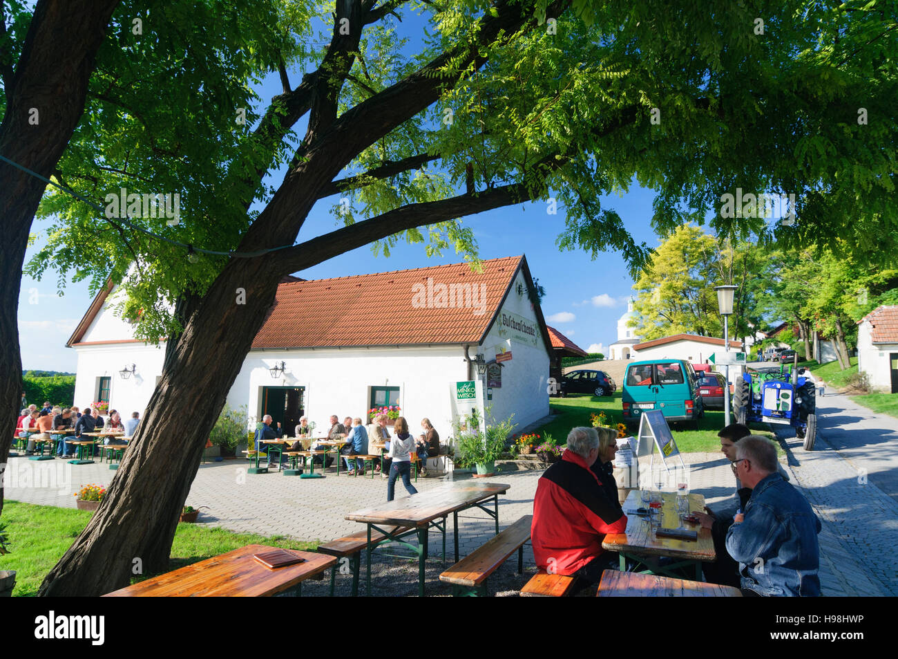 Angern ein der März: Kapelle Rochuskapelle, Heuriger (Weinstube), Gäste und Weinbergen in Mannersdorf, Weinviertel, Niederösterreich, untere Austr Stockfoto