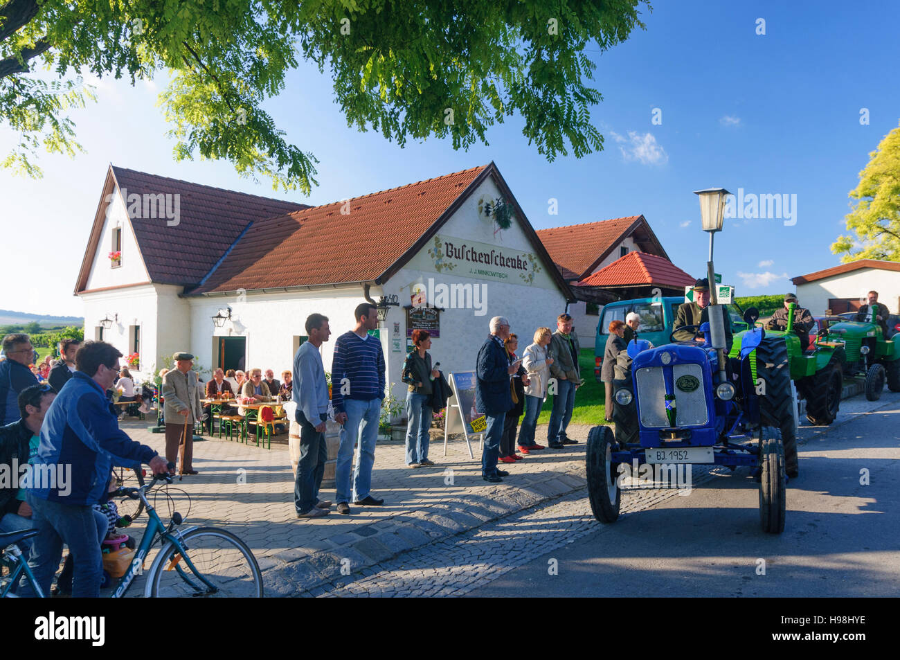 Angern ein der März: Heuriger (Weinstube), Gäste, historischen Traktor-Parade in Mannersdorf, Weinviertel, Niederösterreich, Niederösterreich, Österreich Stockfoto