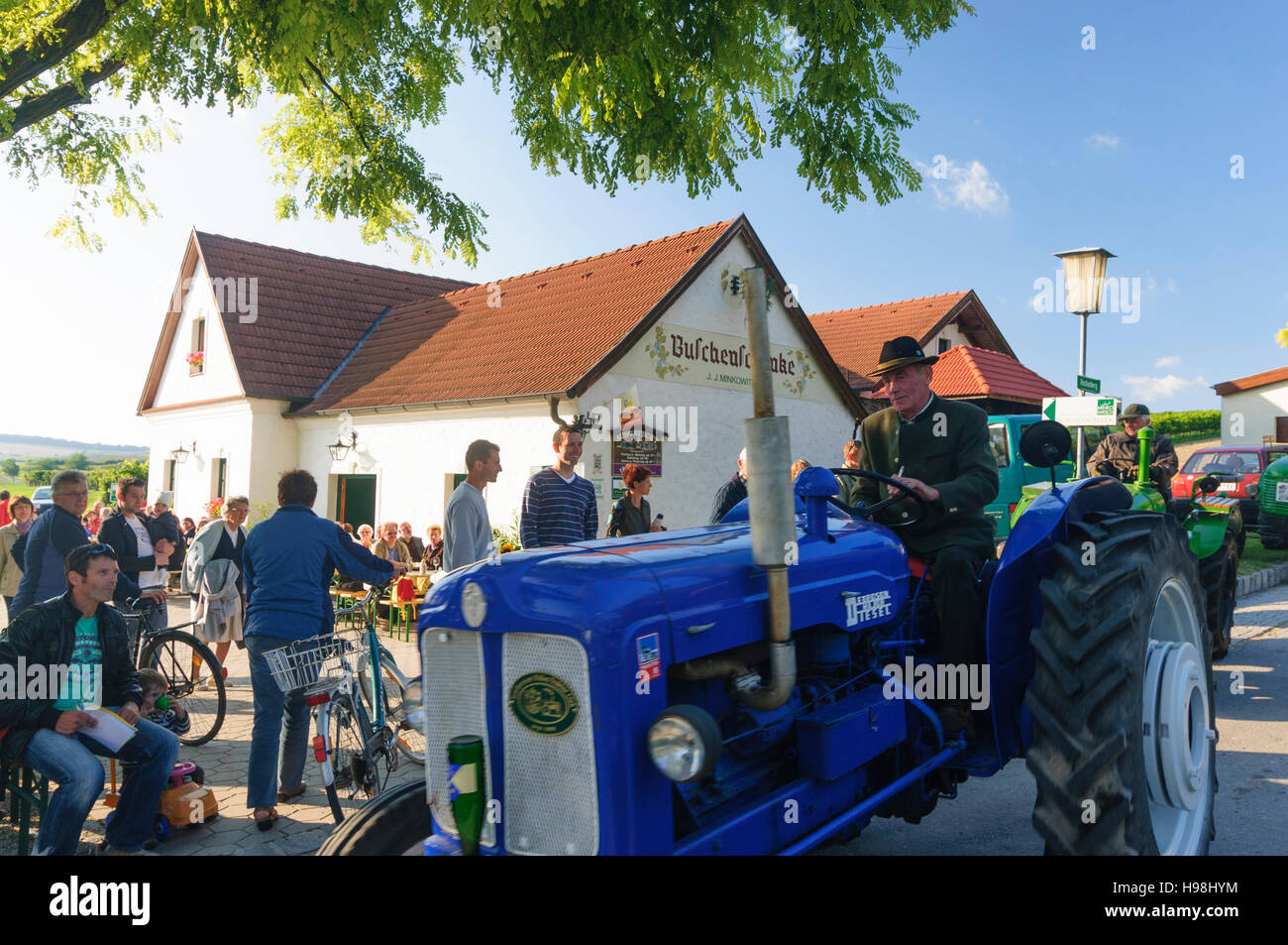 Angern ein der März: Heuriger (Weinstube), Gäste, historischen Traktor-Parade in Mannersdorf, Weinviertel, Niederösterreich, Niederösterreich, Österreich Stockfoto