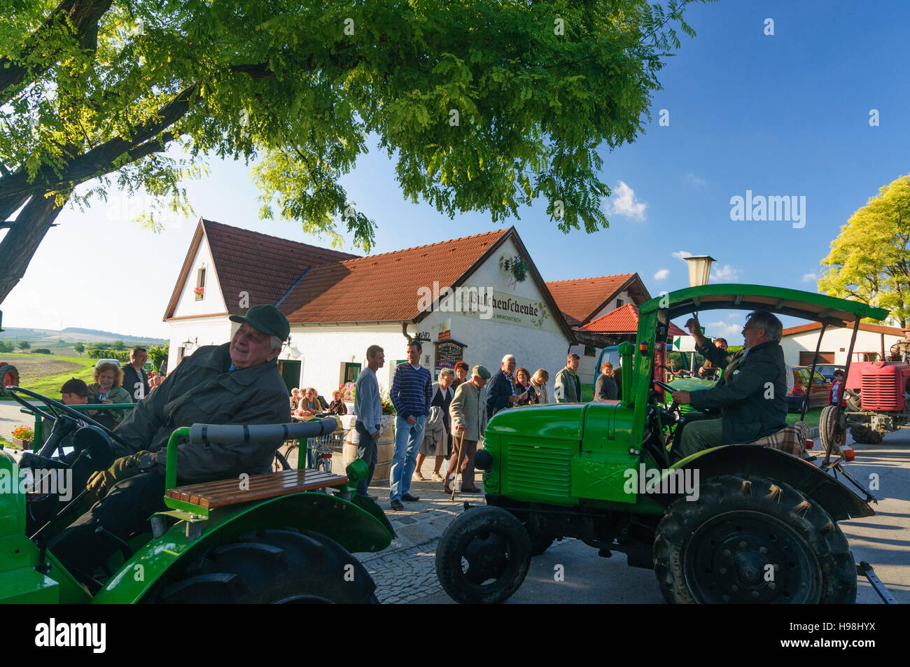 Angern ein der März: Heuriger (Weinstube), Gäste, historischen Traktor-Parade in Mannersdorf, Weinviertel, Niederösterreich, Niederösterreich, Österreich Stockfoto