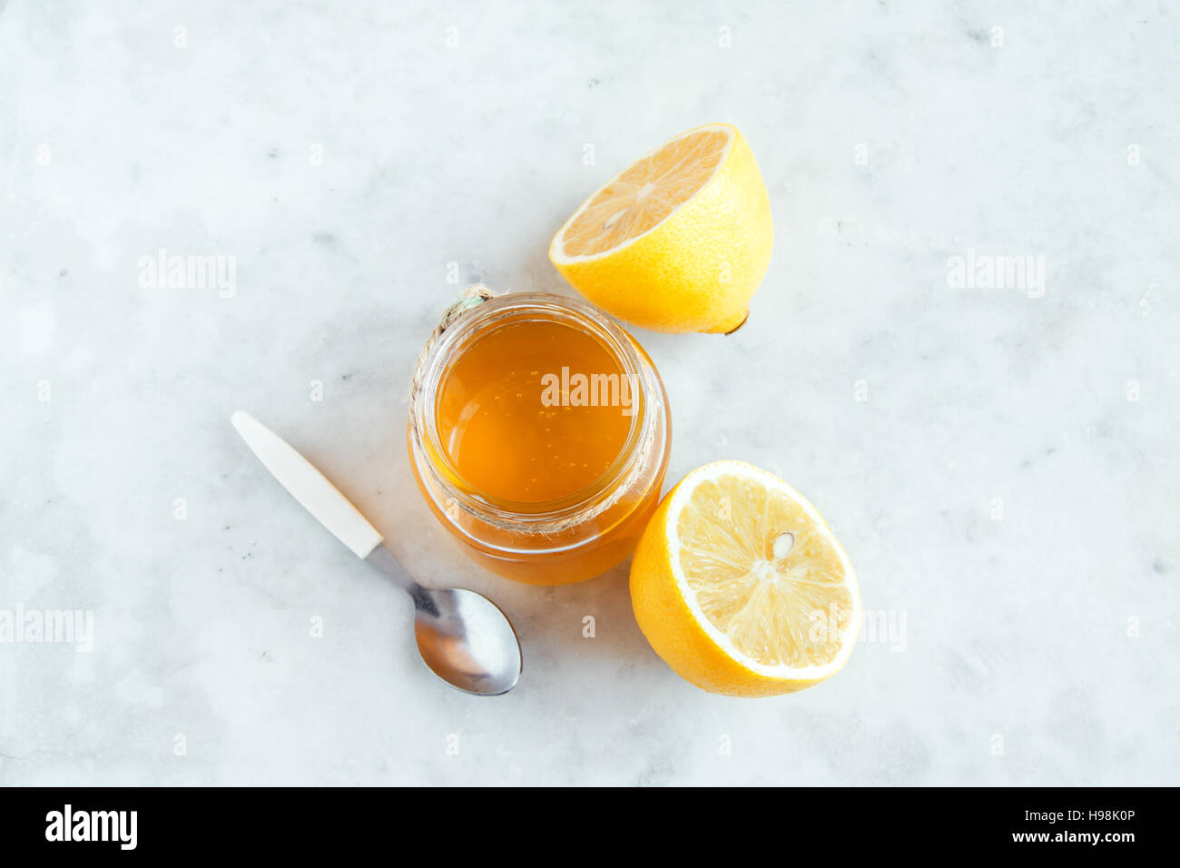 Zitrone und Honig über weißen Stein Hintergrund mit textfreiraum - gesunde Bio-Produkte für alternative Medizin und gesunde Lebensweise Stockfoto