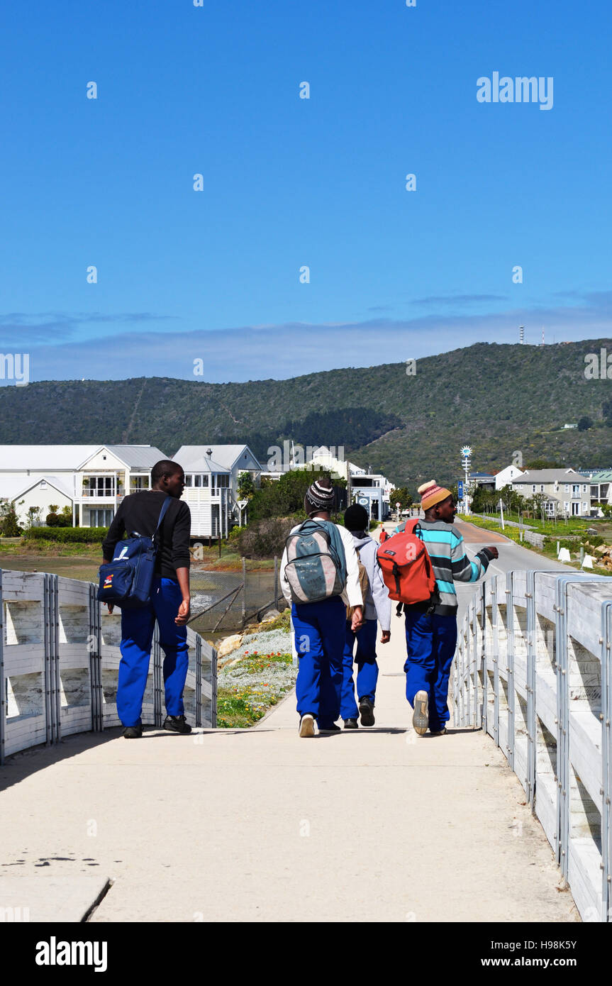 Südafrika: südafrikanischen Jungen zu Fuß auf einer Brücke in Thesen Islands, eine mehrfach preisgekrönte Marina Entwicklung in Knysna Stockfoto