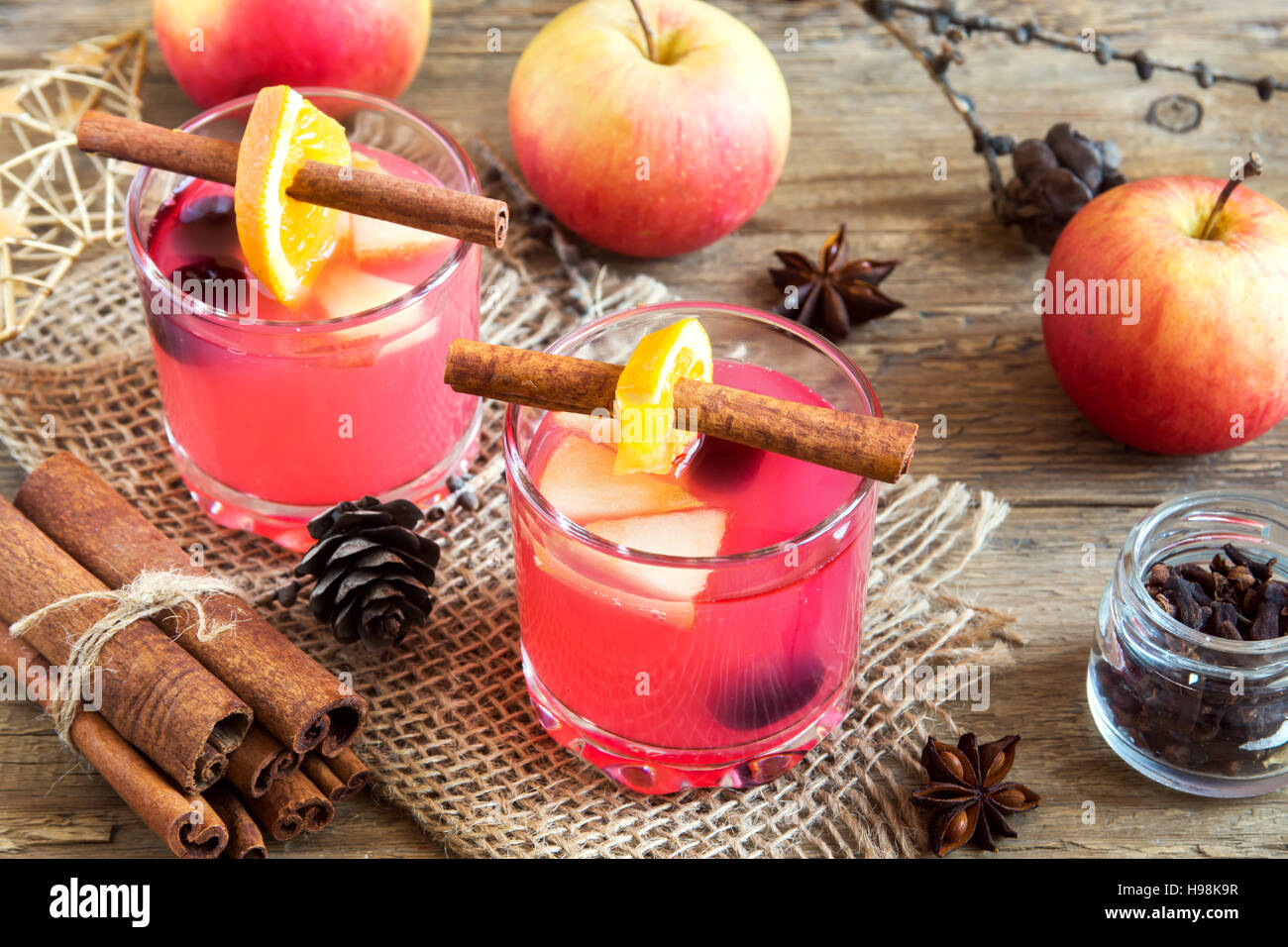 Leckere festliche Cranberry und Apfel-Cider (Weihnachtsgruß) - Getränke homemade Christmas Stockfoto
