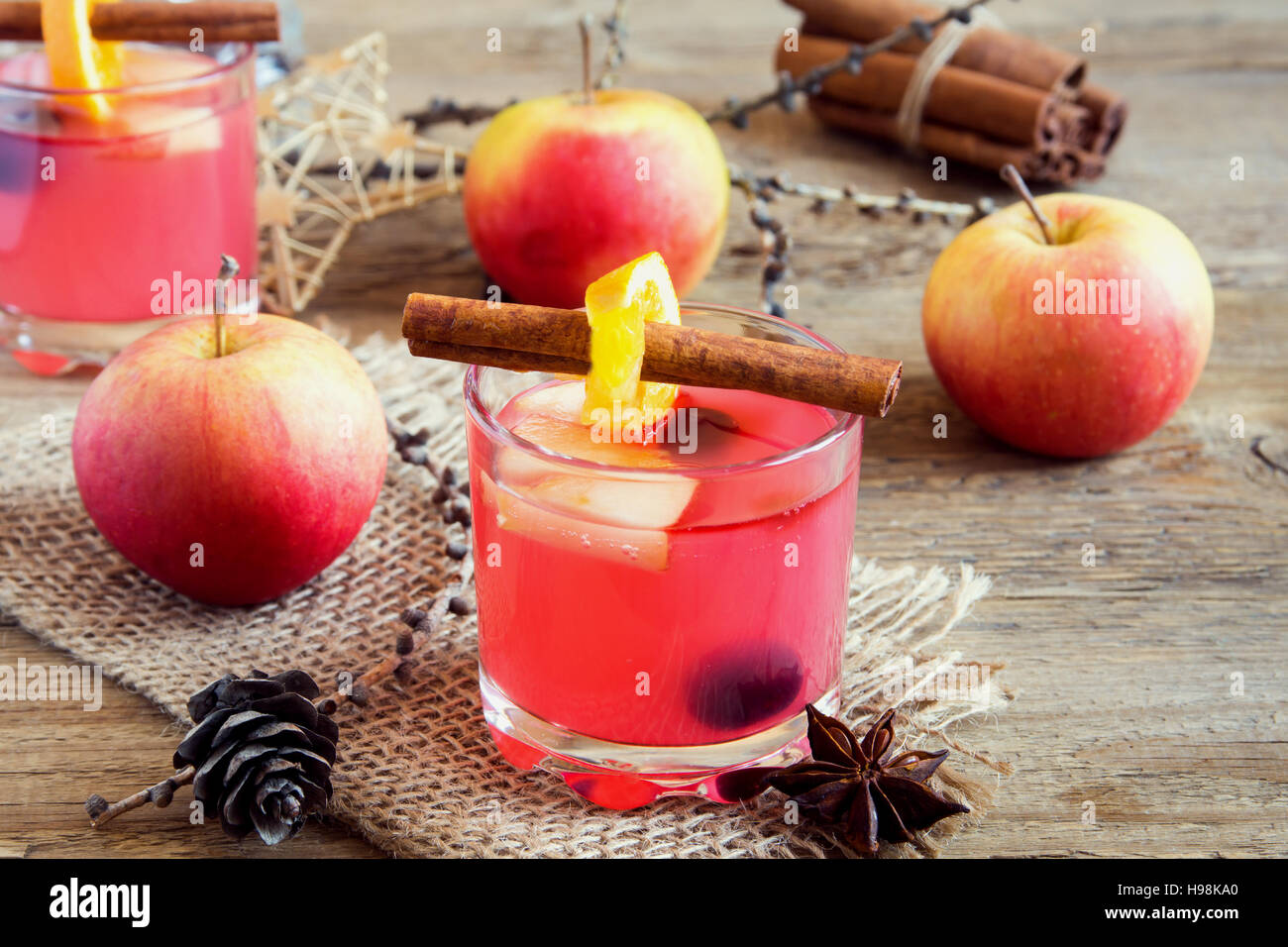 Leckere festliche Cranberry und Apfel-Cider (Weihnachtsgruß) - Getränke homemade Christmas Stockfoto