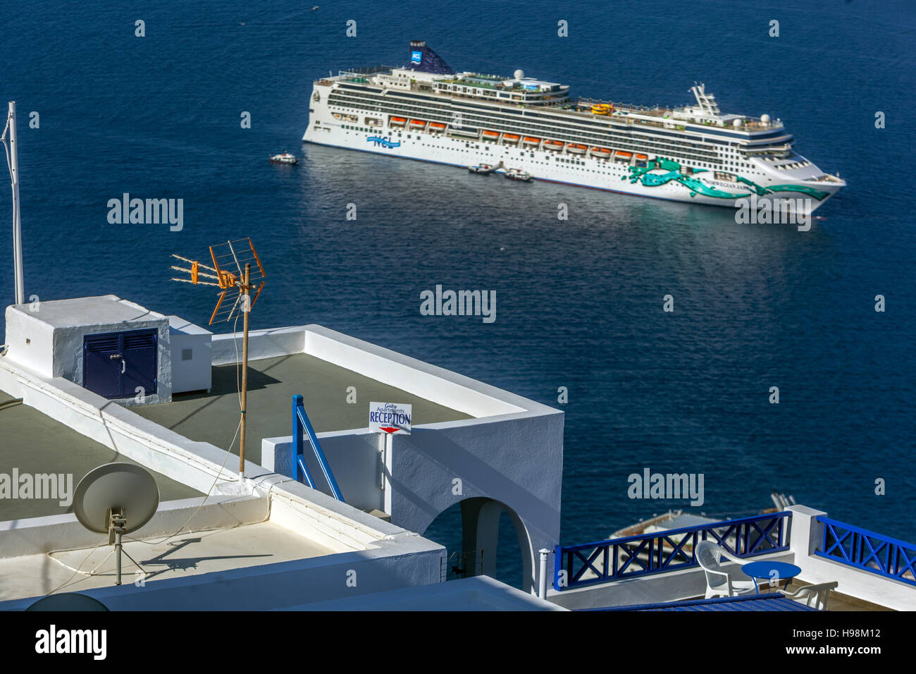 Kreuzfahrtschiff vor Anker in der Caldera, Santorini, Ägäis, Kykladen, Griechenland Stockfoto