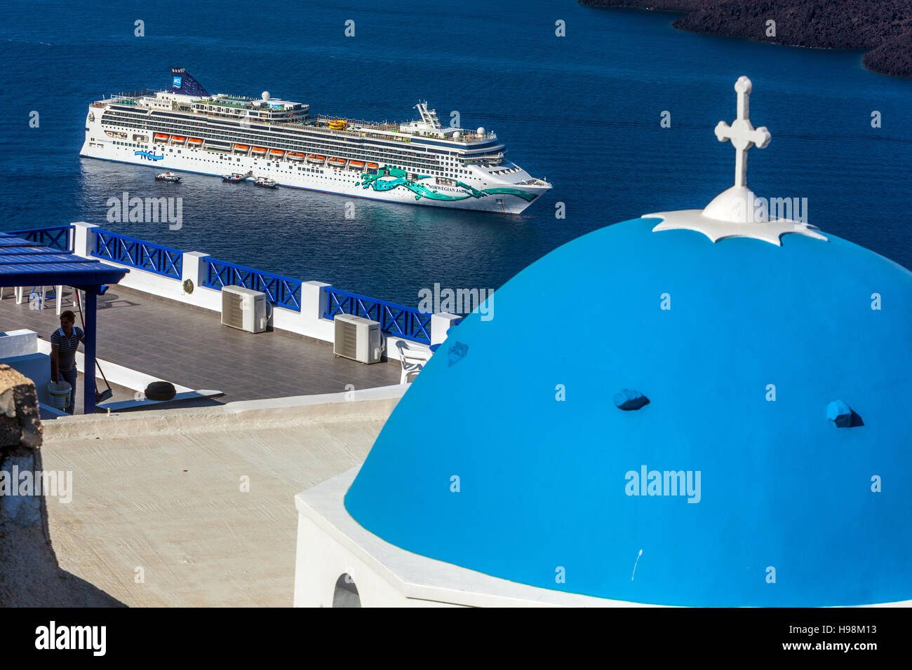 Kreuzfahrtschiff vor Anker in der Caldera, Santorini, Ägäis, Kykladen, Griechenland Stockfoto