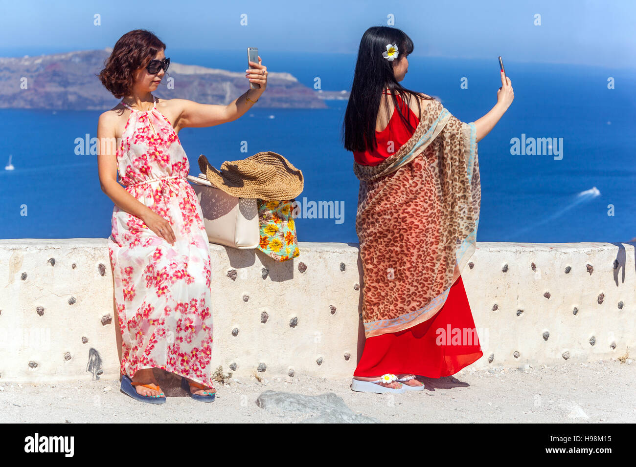 Asiatische Touristen nehmen selfie mit Smartphone-Kamera über Caldera, Santorini, griechische Insel, Griechenland Touristen Stockfoto