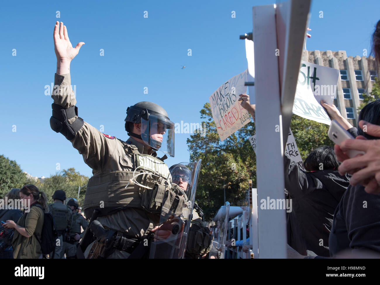 Austin, USA. 19. November 2016. Austin, Texas USA 19. November 2016: Mehrere Personen wurden als weiße Rassisten protestieren die Enthüllung einer afroamerikanischen Denkmal konfrontiert Zähler Demonstranten in einem stundenlangen Zusammenstoß Samstag im Texas Capitol verhaftet. Keine Verletzungen wurden berichtet. Bildnachweis: Bob Dämmrich/Alamy Live-Nachrichten Stockfoto