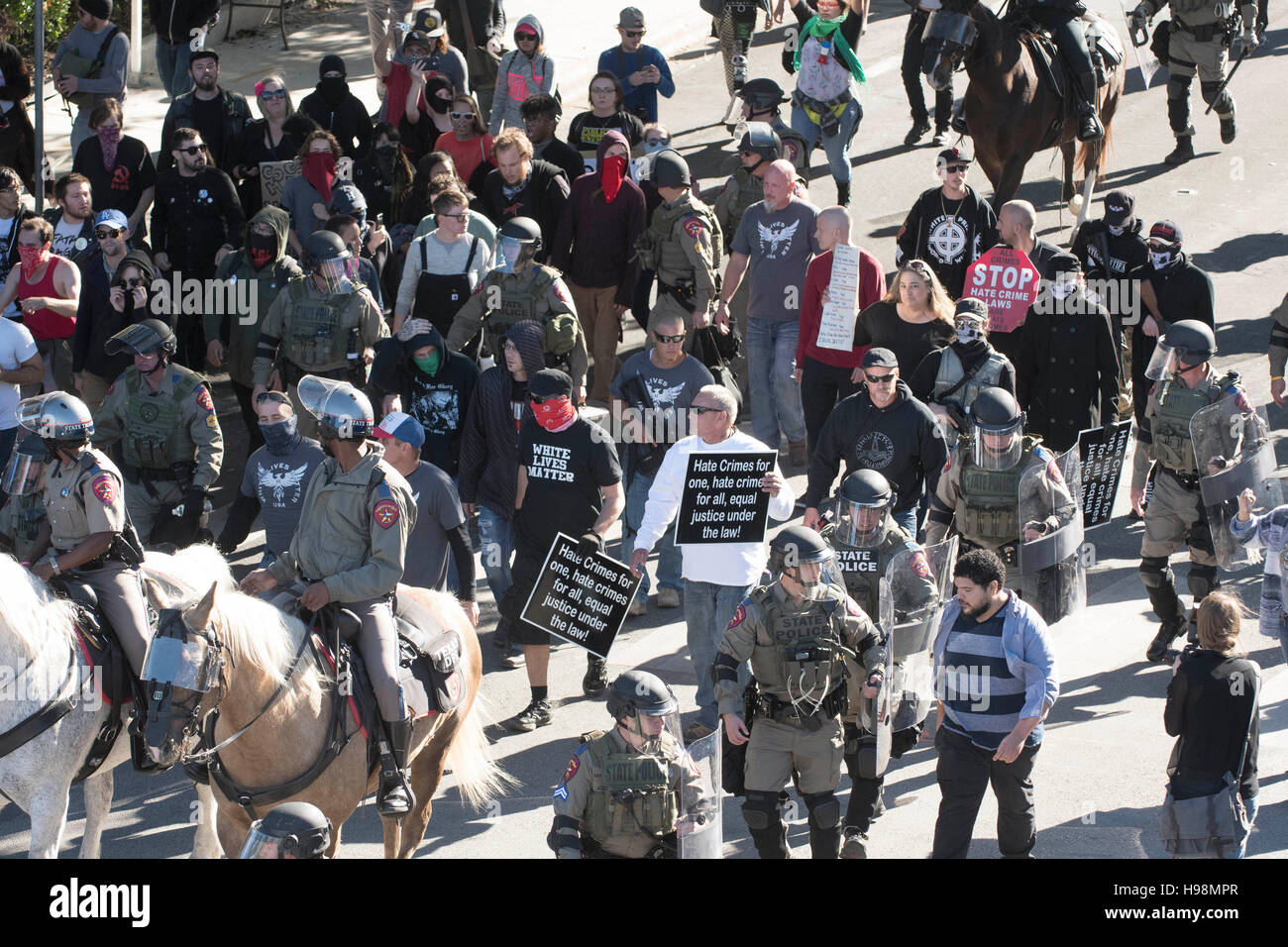 DPS Offiziere in Kampfmontur halten weißen lebt Substanz Demonstranten mit Ausnahme derjenigen protestieren gegen sie in der Nähe der Hauptstadt von Texas. Stockfoto