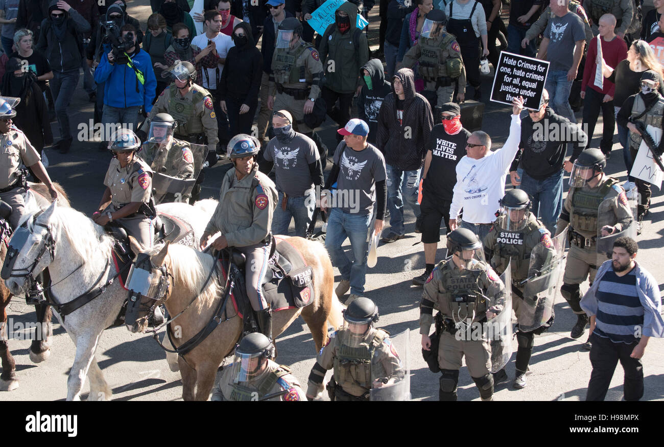 DPS Offiziere in Kampfmontur halten weißen lebt Substanz Demonstranten mit Ausnahme derjenigen protestieren gegen sie in der Nähe der Hauptstadt von Texas. Stockfoto