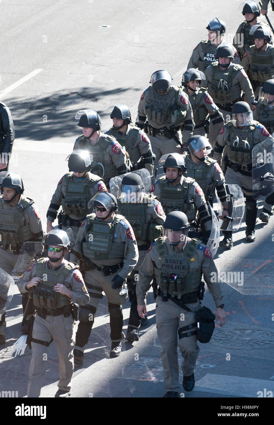 DPS Offiziere in Kampfmontur im Dienst als weiße Rassisten Rallye nach Enthüllung des afrikanisch-amerikanischen Denkmal bei Texas Capital Stockfoto