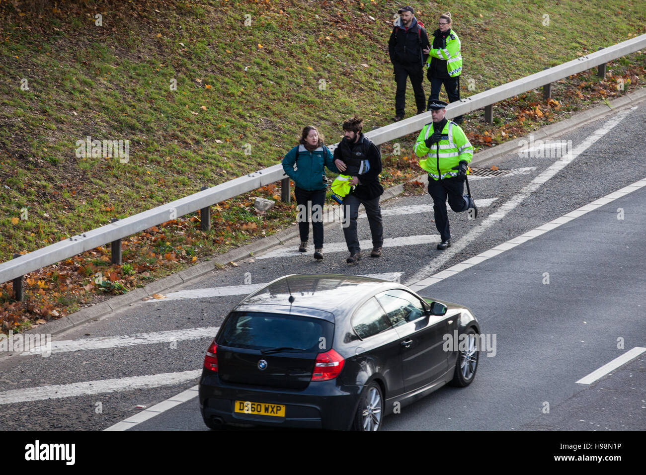 Heathrow, Vereinigtes Königreich. 19. November 2016. Polizei verhaftet Demonstranten gegen Flughafenausbau am Rande der M4 Sporn Straße außerhalb der Flughafen Heathrow. Organisiert wurde der Protest von "Rising Up!", ein neues Netzwerk konzentrierte sich auf Druck der Regierung, die Bedrohung des Klimawandels ernst nehmen und schnell CO2-Emissionen zu reduzieren. Bildnachweis: Mark Kerrison/Alamy Live-Nachrichten Stockfoto