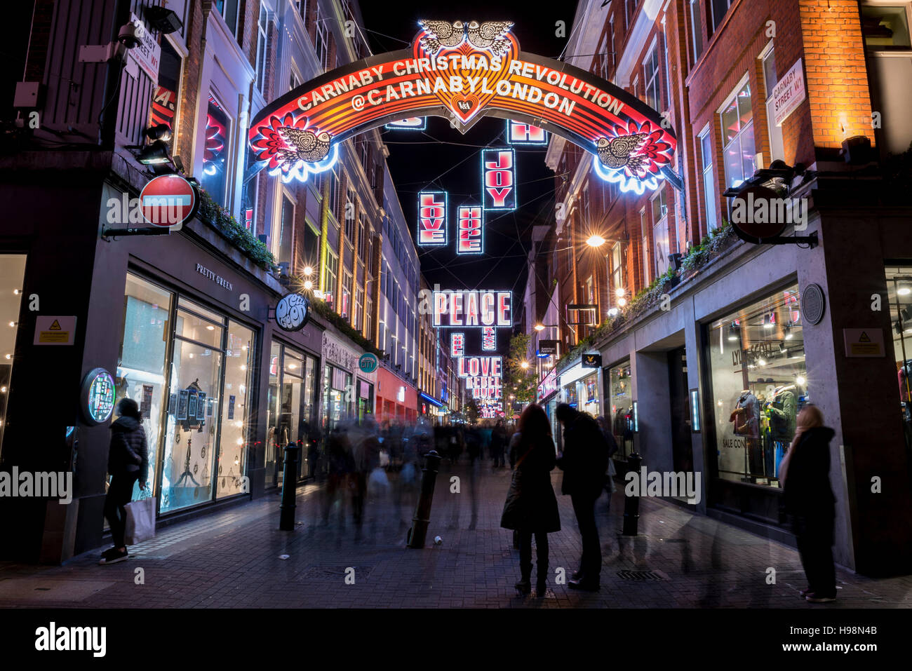 London, UK.  19. November 2016.  Die jährliche Weihnachtsbeleuchtung sind als Käufer drängen sich die Straße an einem belebten Samstag Abend in der Carnaby Street gesehen. Bildnachweis: Stephen Chung / Alamy Live News Stockfoto