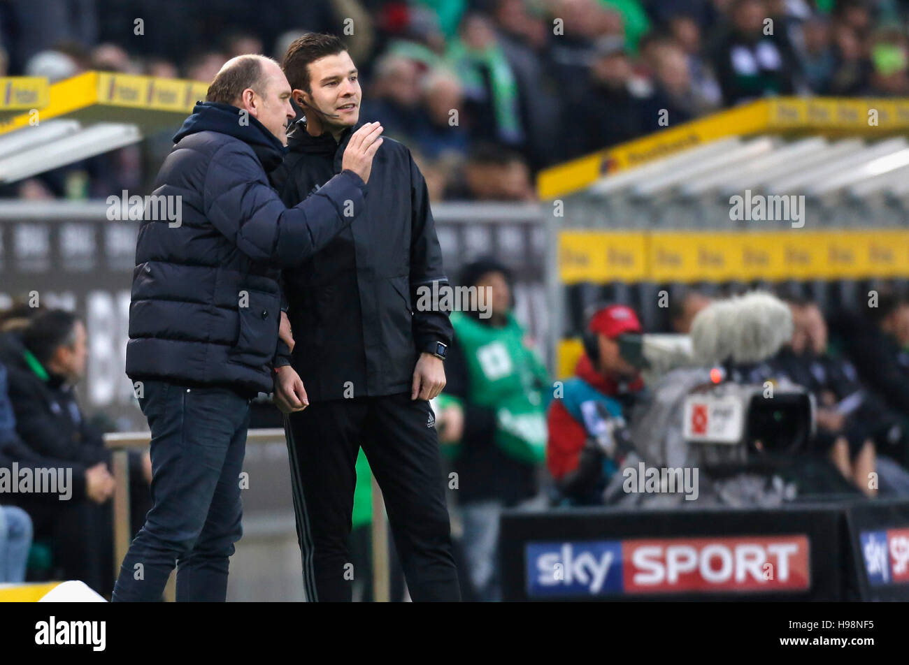 Mönchengladbach, Deutschland. 19. November 2016. Bundesliga Spieltag 11, Borussia Moenchengladbach - 1. FC Köln: Joerg Schmadtke (Köln, L) Beim Vierten Offiziellen Harm Osmers. Bildnachweis: Jürgen Schwarz/Alamy Live-Nachrichten Stockfoto