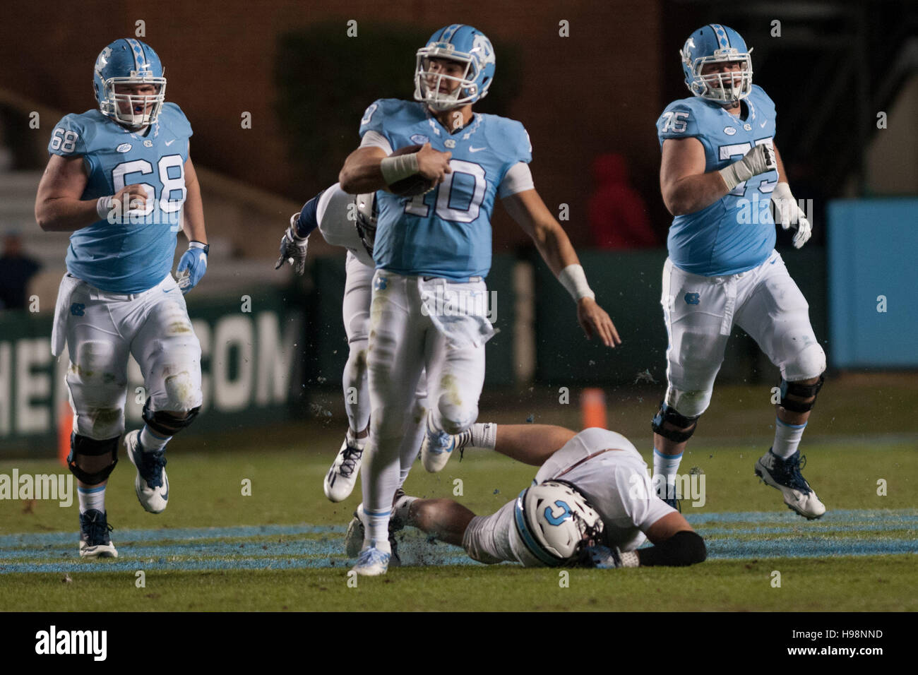 Chapel Hill, North Carolina, USA. 19. November 2016. 19. November 2016 - Chapel Hill, NC, USA - North Carolina Tar Heels quarterback Mitch Trubisky (10) läuft für einen großen Gewinn in der zweiten Hälfte der NCAA Football-Spiel zwischen den North Carolina Tar Heels und The Citadel Bulldogs bei Kenan Memorial Stadium in Chapel Hill, North Carolina North Carolina das Spiel, 41-7 gewann. © Timothy L. Hale/ZUMA Draht/Alamy Live-Nachrichten Stockfoto