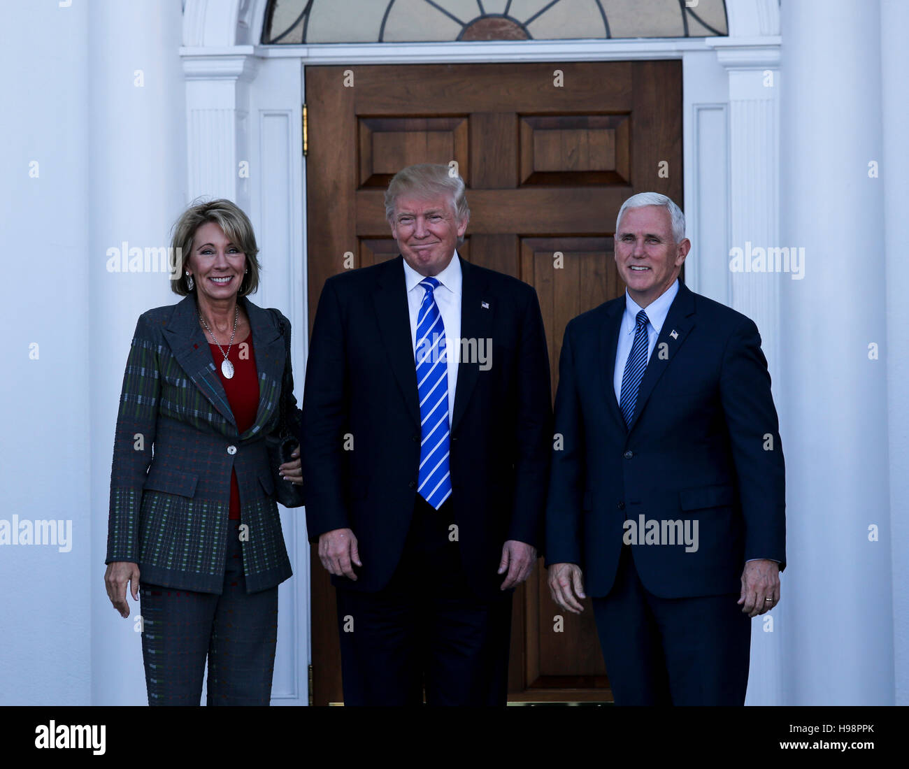 Bedminster, USA. 19. November 2016. United States President-elect Donald Trump (C) und Vice President-elect Mike Pence (R) posieren mit Betsy DeVos am Clubhaus des Trump International Golf Club, 19. November 2016 in Bedminster Township, New Jersey. Bildnachweis: MediaPunch Inc/Alamy Live-Nachrichten Stockfoto