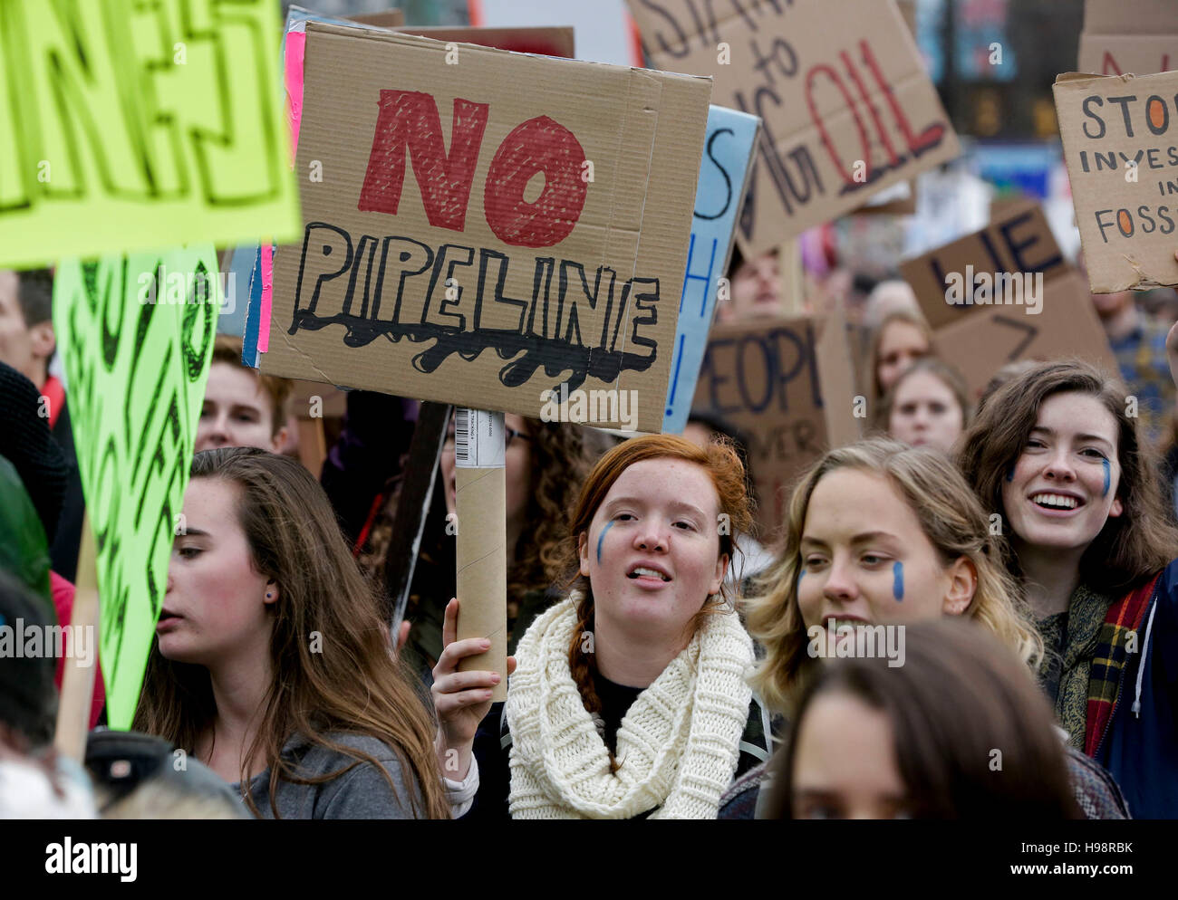 Vancouver, Kanada. 19. November 2016. Mitmachen in einem Protest gegen die Pipeline Erweiterung Vorschlag in Vancouver, Kanada, 19. November 2016. Tausende von Menschen inszeniert einen Protest gegen die Pipeline-Expansion, die schlägt vor, steigern Sie die Kapazität ihrer Pipeline bringen Öl, die das in die Umwelt zu schädigen erhöhen würde. Bildnachweis: Liang Sen/Xinhua/Alamy Live-Nachrichten Stockfoto