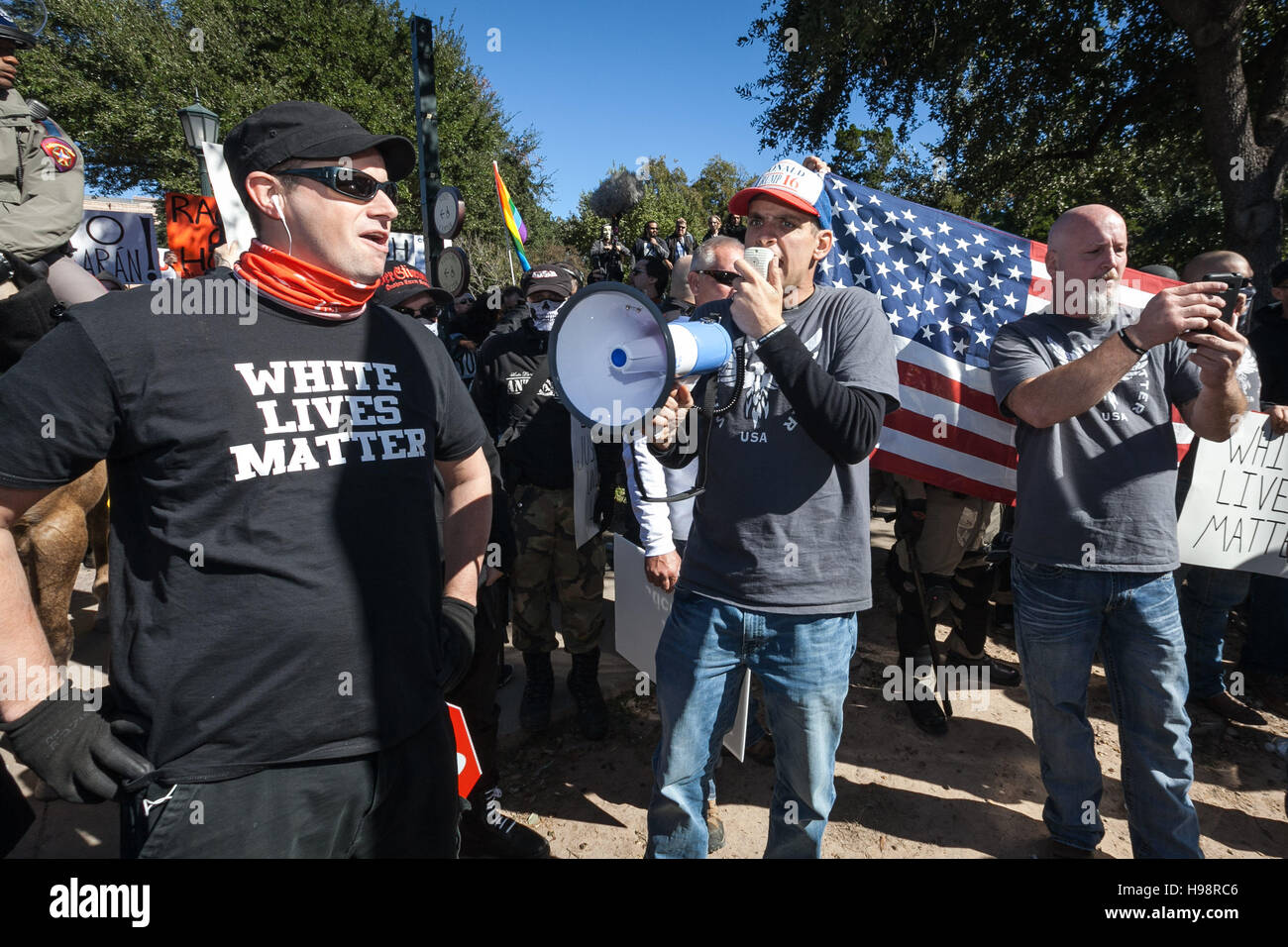 Austin, TX, USA. 19. November 2016. Mitglieder einer Gruppe von weißen lebt Substanz sticheln gegen Demonstranten in der Landeshauptstadt in Austin, TX. Die Zähler-Demonstranten, Nummerierung in den Hunderten wurden getrennt aus dem Dutzend Mitglieder der weißen lebt Substanz von Austin Polizei und Texas State Troopers. Bildnachweis: Rustin Gudim/ZUMA Draht/Alamy Live-Nachrichten Stockfoto