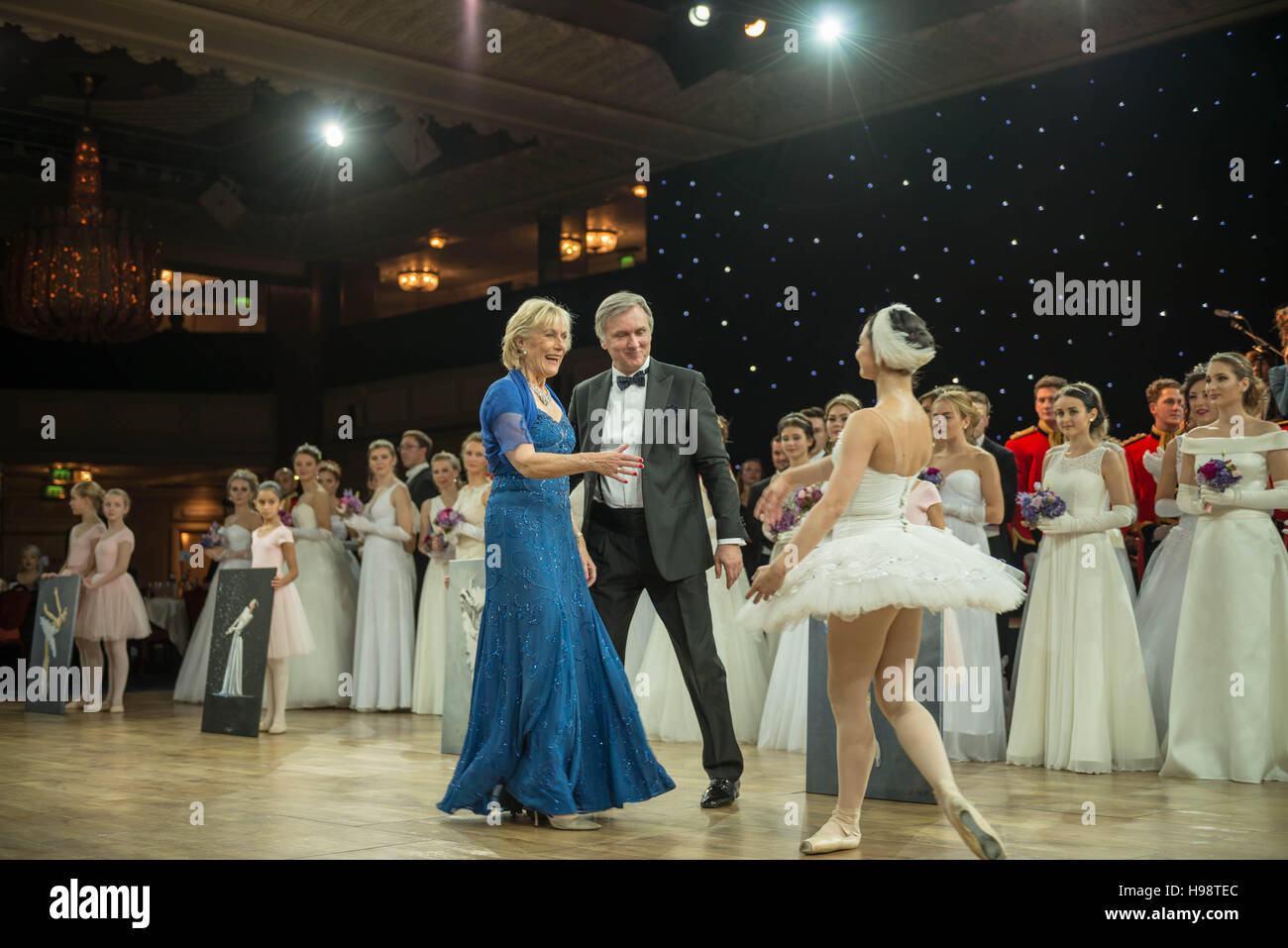 London, UK. 19. November 2016. Patron Prinzessin Olga Romanoff(blue dress), Nachfahre des letzten Zaren von Russland, Nicholas II und Alexander Smagin grüßen brasilianische Tänzerin Roberta Marquez, ehemaliger Solotänzer des Royal Ballet bei der vierten russischen Debütantin Ball Credit: Guy Corbishley/Alamy Live News Stockfoto