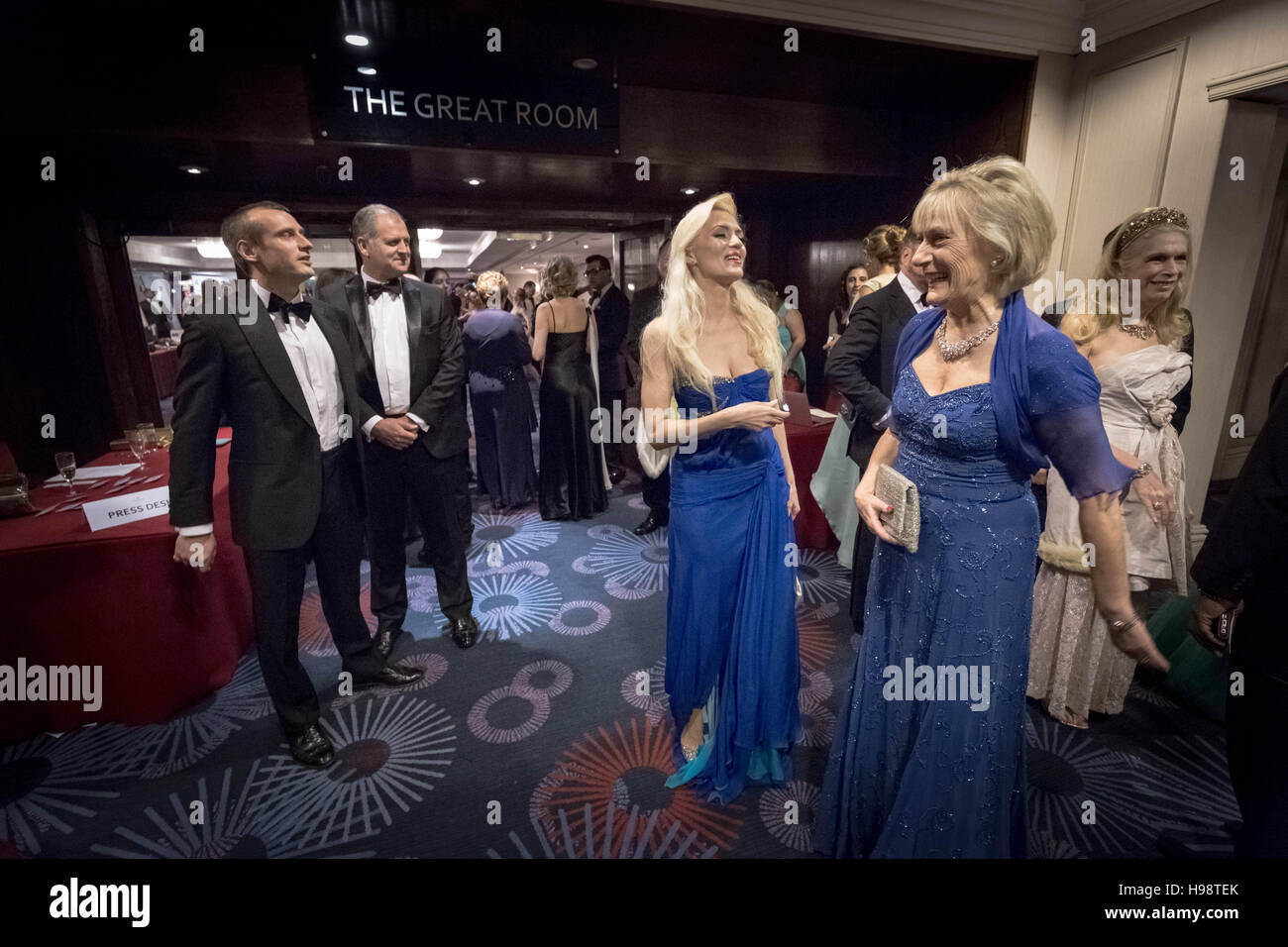 London, UK. 19. November 2016. Patron Princess Olga Romanoff (R) und Lana Holloway (C) besuchen die vierte russische Debütantin Ball Credit: Guy Corbishley/Alamy Live News Stockfoto