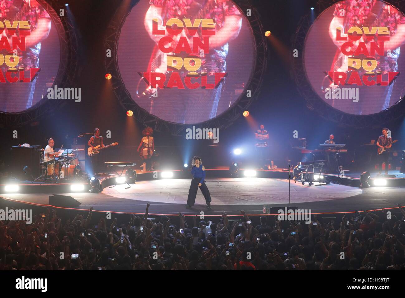 Rom, Italien. 19. November 2016. Italienischer Sänger und Songwriter Elisa führt live auf der Bühne Palalottomatica in Rom während ihrer "Elisa auf Tour 2016" Credit: Fulvio Dalfelli/Alamy Live News Stockfoto