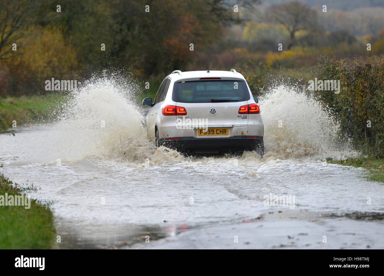 Selmeston, East Sussex. 20. November 2016. Sturzfluten Sie auf Straßen nach Sturm Angus. Bildnachweis: Peter Cripps/Alamy Live-Nachrichten Stockfoto