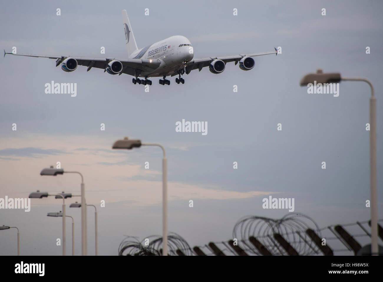 London, UK. 19. November 2016. Ein Airbus A380 kommt in Heathrow zu landen. Es ist ein Doppeldecker-, Großraumflugzeug, viermotorige Jet Airliner europäischen Herstellers Airbus. Es ist die weltweit größte Passagier Fluggesellschaft. Bildnachweis: Guy Bell/Alamy Live-Nachrichten Stockfoto