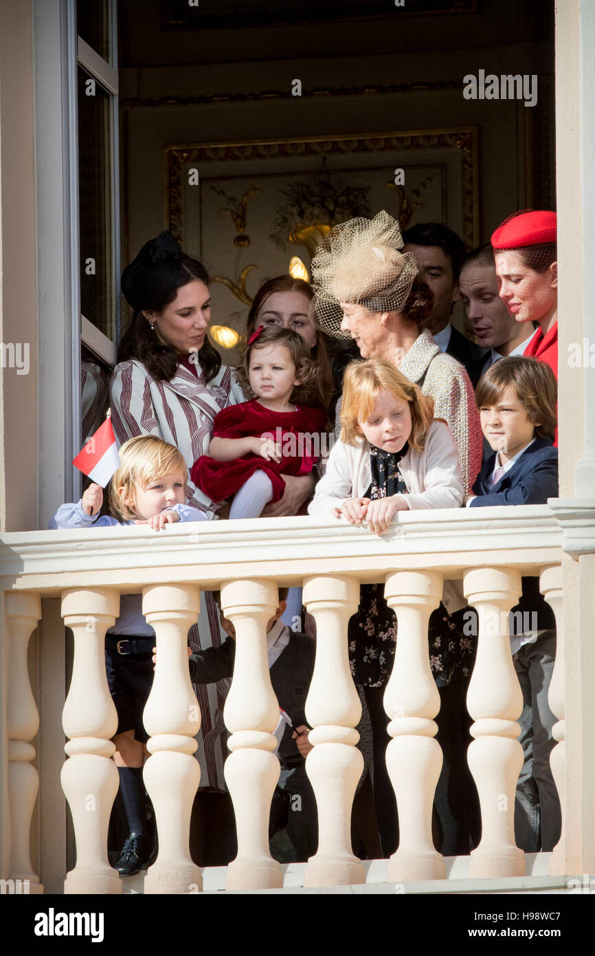 Monaco, Monaco. 19. November 2016. Prinzessin Caroline, Tatiana Santo Domingo, Casigarhi, Indien Charlotte Casiraghi, Raphael Casiraghi und Sacha Casiraghi auf dem Balkon des königlichen Palastes während der Feierlichkeiten zum Nationalfeiertag in Monaco, 19. November 2016. Foto: Patrick van Katwijk - NO-Draht-SERVICE-/ Dpa/Alamy Live News Stockfoto