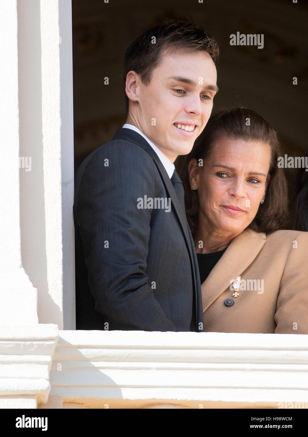 Monaco, Monaco. 19. November 2016. Prinzessin Stephanie und Louis Ducruet auf dem Balkon des königlichen Palastes während der Feierlichkeiten zum Nationalfeiertag in Monaco, 19. November 2016. Foto: Patrick van Katwijk / POINT DE VUE OUT - NO WIRE SERVICE-/ Dpa/Alamy Live News Stockfoto