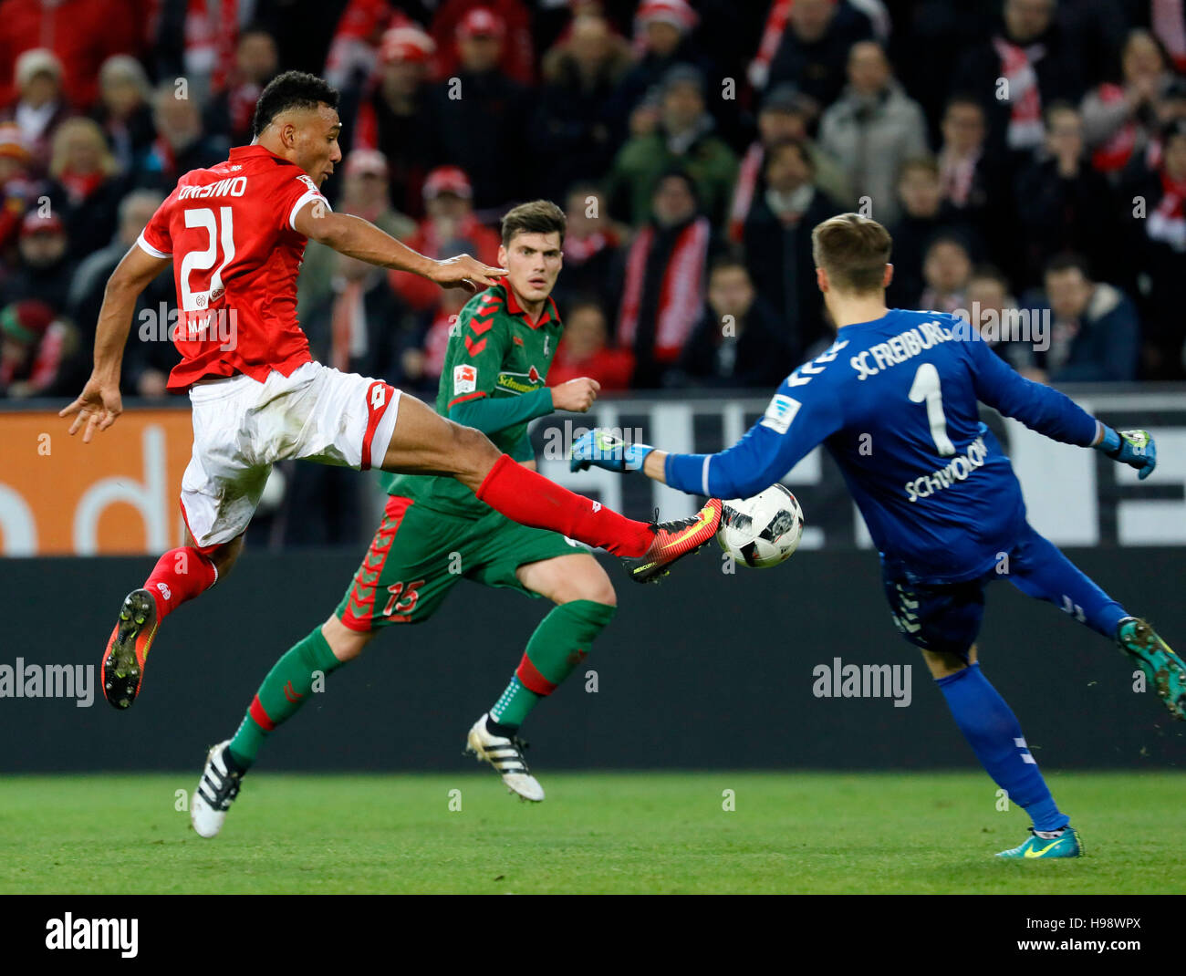 Mainz, Deutschland. 19. November 2016. Mainz "Karim Onisiwo (r) und Freiburgs Torwart Alexander Schwolow in Aktion während der Fußball-Bundesliga-match zwischen FSV Mainz 05 und SC Freiburg bei Opel Arena in Mainz, Deutschland, 19. November 2016. Foto: RONALD WITTEK/Dpa/Alamy Live News Stockfoto