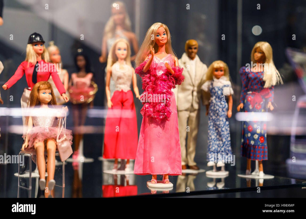 Celle, Deutschland. 18. November 2016. Barbie-Puppen zu sehen in der  Ausstellung "Busy Girl. Barbie Macht Karriere "(lit.) "Barbie macht  Karriere") im Bomann-Museum in Celle, Deutschland, 18. November 2016. Die  Ausstellung soll die
