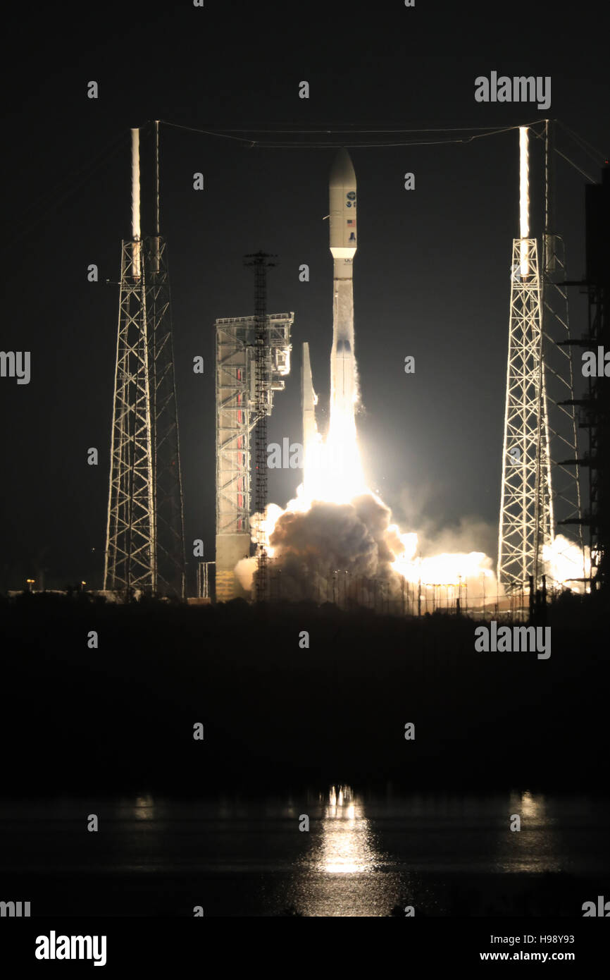 Cape Canaveral, Florida, USA. 19. November 2016. Die United Launch Alliance Atlas V-Rakete Blasten aus tragen die geostationären operative Umweltsatellit während des Starts von der Cape Canaveral Air Force Station Raum starten komplexe 41 19. November 2016 in Cape Canaveral, Florida. Die GOES-R ist der erste Satellit in einer Reihe der nächsten Generation GOES-Satelliten für die National Oceanographic and Atmospheric Administration. Bildnachweis: Planetpix/Alamy Live-Nachrichten Stockfoto