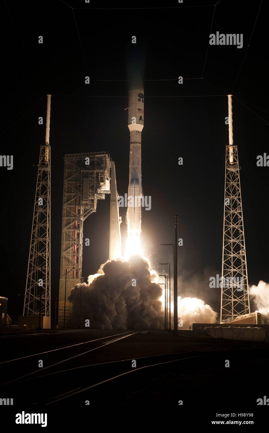 Cape Canaveral, Florida, USA. 19. November 2016. Die United Launch Alliance Atlas V-Rakete Blasten aus tragen die geostationären operative Umweltsatellit während des Starts von der Cape Canaveral Air Force Station Raum starten komplexe 41 19. November 2016 in Cape Canaveral, Florida. Die GOES-R ist der erste Satellit in einer Reihe der nächsten Generation GOES-Satelliten für die National Oceanographic and Atmospheric Administration. Bildnachweis: Planetpix/Alamy Live-Nachrichten Stockfoto