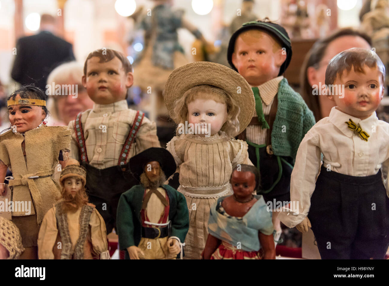 London, UK.  20. November 2016.  Sammler besuchen die konstituierenden London International Antike Puppe, Teddybär und Spielwarenmesse in Kensington Olympia, wo Händler aus der ganzen Welt zum Verkauf seltener und sammelbare Puppen, Teddybären und Spielzeug von 1750-1950 präsentiert werden. Bildnachweis: Stephen Chung / Alamy Live News Stockfoto