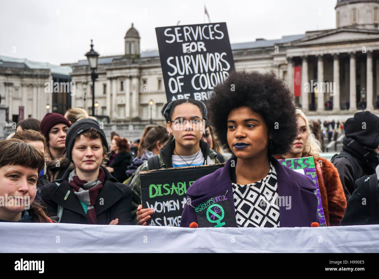 London, England, Vereinigtes Königreich. 20. November 2016. Schwester Uncut Montage am Trafalgar Square gegen häusliche Gewalt-Dienste schneiden. März und blockade von Waterloo Brücke meist ehrwürdige Gruppe sind schwarz und ethnische Minderheit Frauen 4 von 5, der Ansatz, den Berghütten abgewiesen werden und Beleuchtung flare wie sie in London, Vereinigtes Königreich marschieren. Bildnachweis: Siehe Li/Alamy Live News Stockfoto