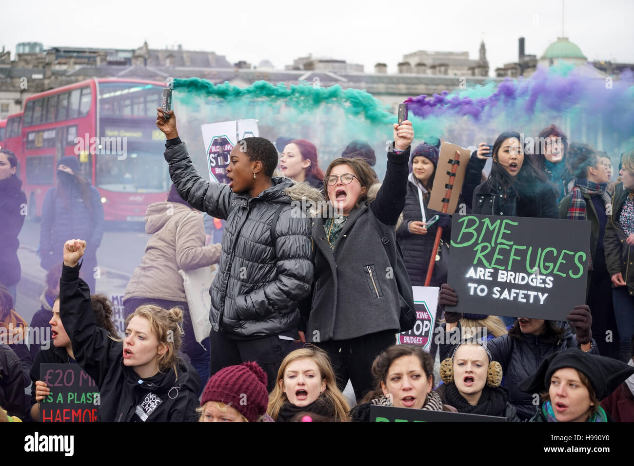 London, England, Vereinigtes Königreich. 20. November 2016. Schwester Uncut Montage am Trafalgar Square gegen häusliche Gewalt-Dienste schneiden. März und blockade von Waterloo Brücke meist ehrwürdige Gruppe sind schwarz und ethnische Minderheit Frauen 4 von 5, der Ansatz, den Berghütten abgewiesen werden und Beleuchtung flare wie sie in London, Vereinigtes Königreich marschieren. Bildnachweis: Siehe Li/Alamy Live News Stockfoto