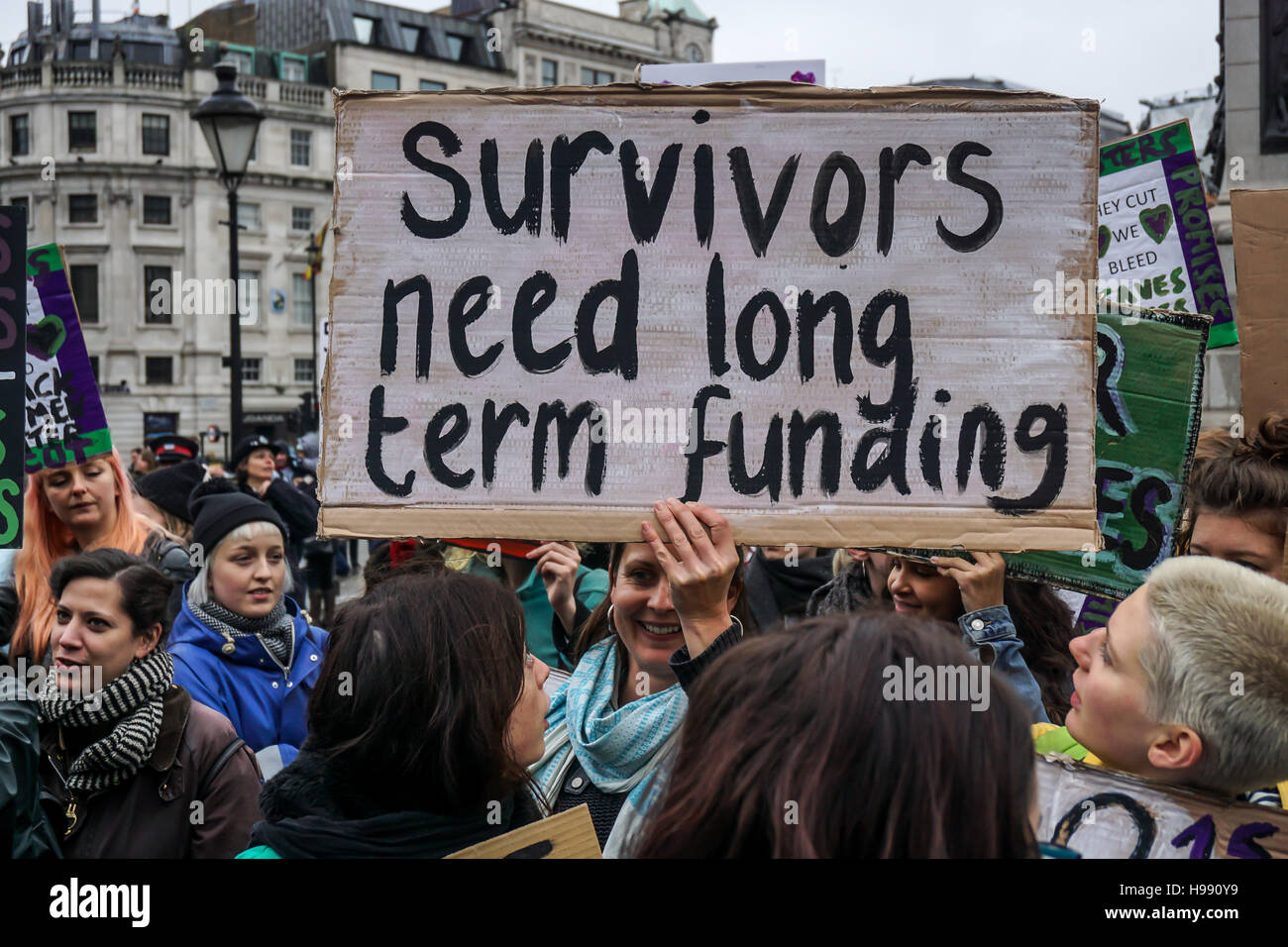 London, England, Vereinigtes Königreich. 20. November 2016. Schwester Uncut Montage am Trafalgar Square gegen häusliche Gewalt-Dienste schneiden. März und blockade von Waterloo Brücke meist ehrwürdige Gruppe sind schwarz und ethnische Minderheit Frauen 4 von 5, der Ansatz, den Berghütten abgewiesen werden und Beleuchtung flare wie sie in London, Vereinigtes Königreich marschieren. Bildnachweis: Siehe Li/Alamy Live News Stockfoto