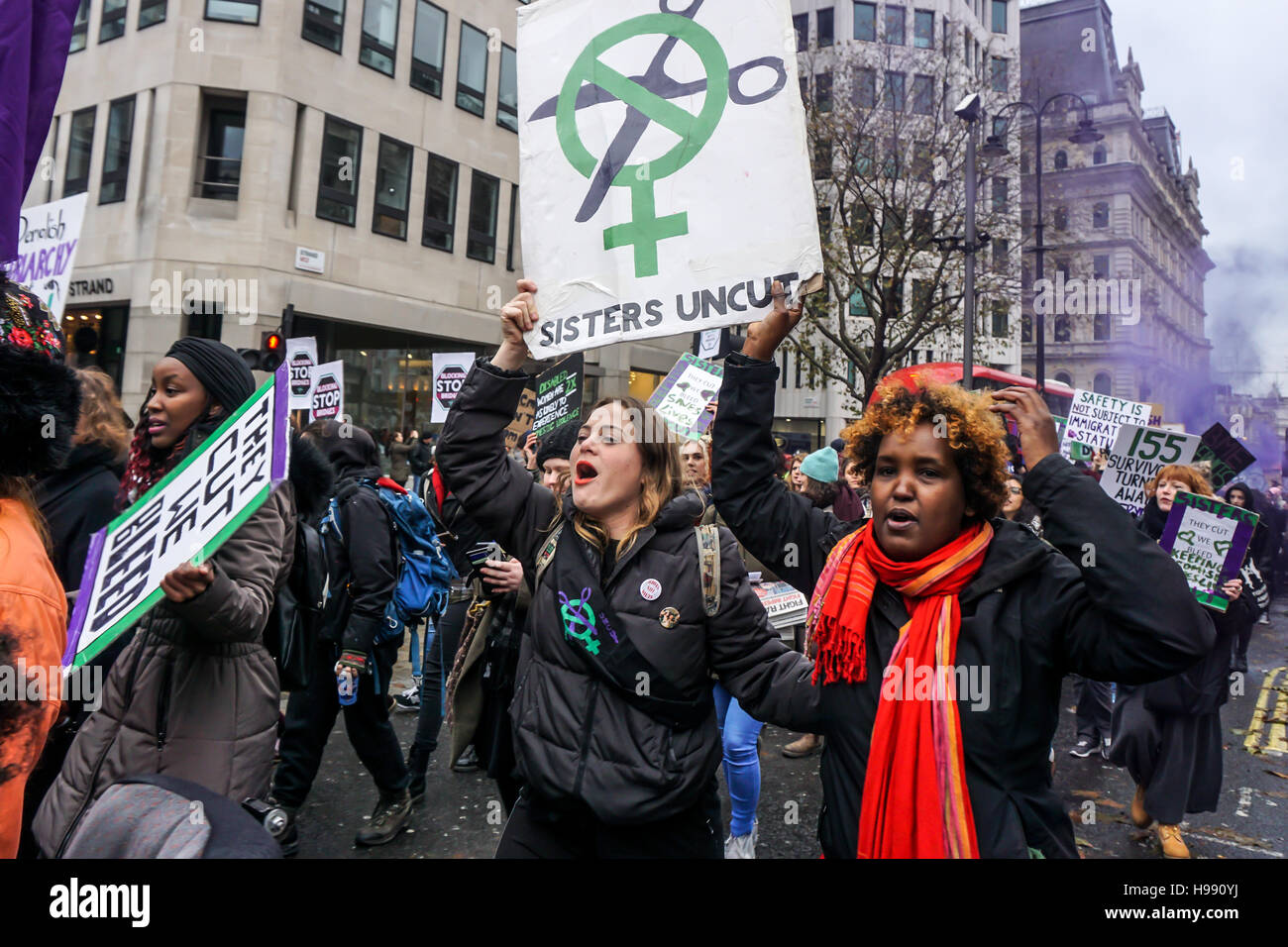 London, England, Vereinigtes Königreich. 20. November 2016. Schwester Uncut Montage am Trafalgar Square gegen häusliche Gewalt-Dienste schneiden. März und blockade von Waterloo Brücke meist ehrwürdige Gruppe sind schwarz und ethnische Minderheit Frauen 4 von 5, der Ansatz, den Berghütten abgewiesen werden und Beleuchtung flare wie sie in London, Vereinigtes Königreich marschieren. Bildnachweis: Siehe Li/Alamy Live News Stockfoto