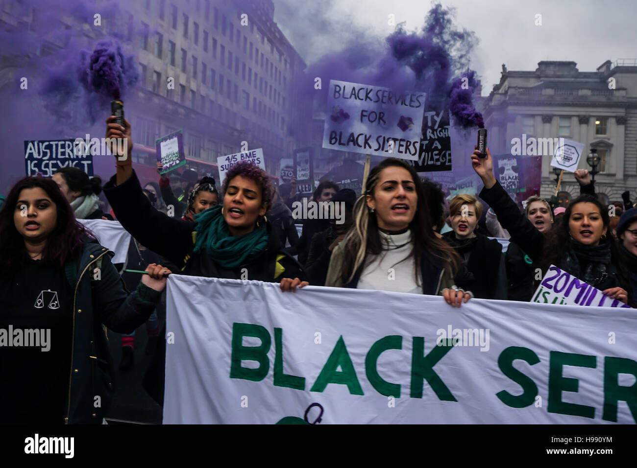 London, England, Vereinigtes Königreich. 20. November 2016. Schwester Uncut Montage am Trafalgar Square gegen häusliche Gewalt-Dienste schneiden. März und blockade von Waterloo Brücke meist ehrwürdige Gruppe sind schwarz und ethnische Minderheit Frauen 4 von 5, der Ansatz, den Berghütten abgewiesen werden und Beleuchtung flare wie sie in London, Vereinigtes Königreich marschieren. Bildnachweis: Siehe Li/Alamy Live News Stockfoto