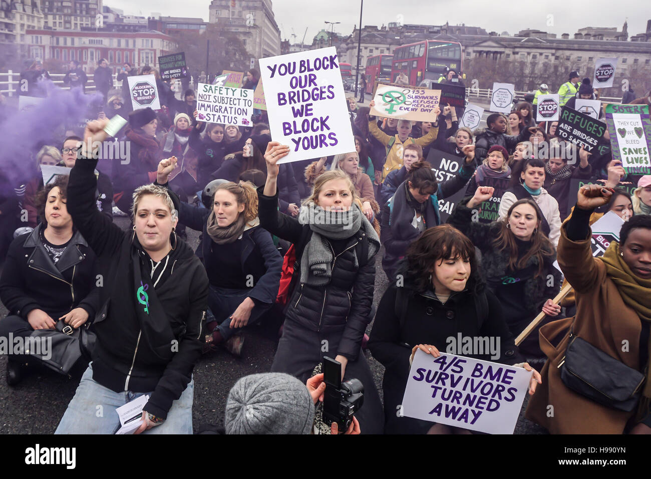 London, England, Vereinigtes Königreich. 20. November 2016. Schwester Uncut Montage am Trafalgar Square gegen häusliche Gewalt-Dienste schneiden. März und blockade von Waterloo Brücke meist ehrwürdige Gruppe sind schwarz und ethnische Minderheit Frauen 4 von 5, der Ansatz, den Berghütten abgewiesen werden und Beleuchtung flare wie sie in London, Vereinigtes Königreich marschieren. Bildnachweis: Siehe Li/Alamy Live News Stockfoto