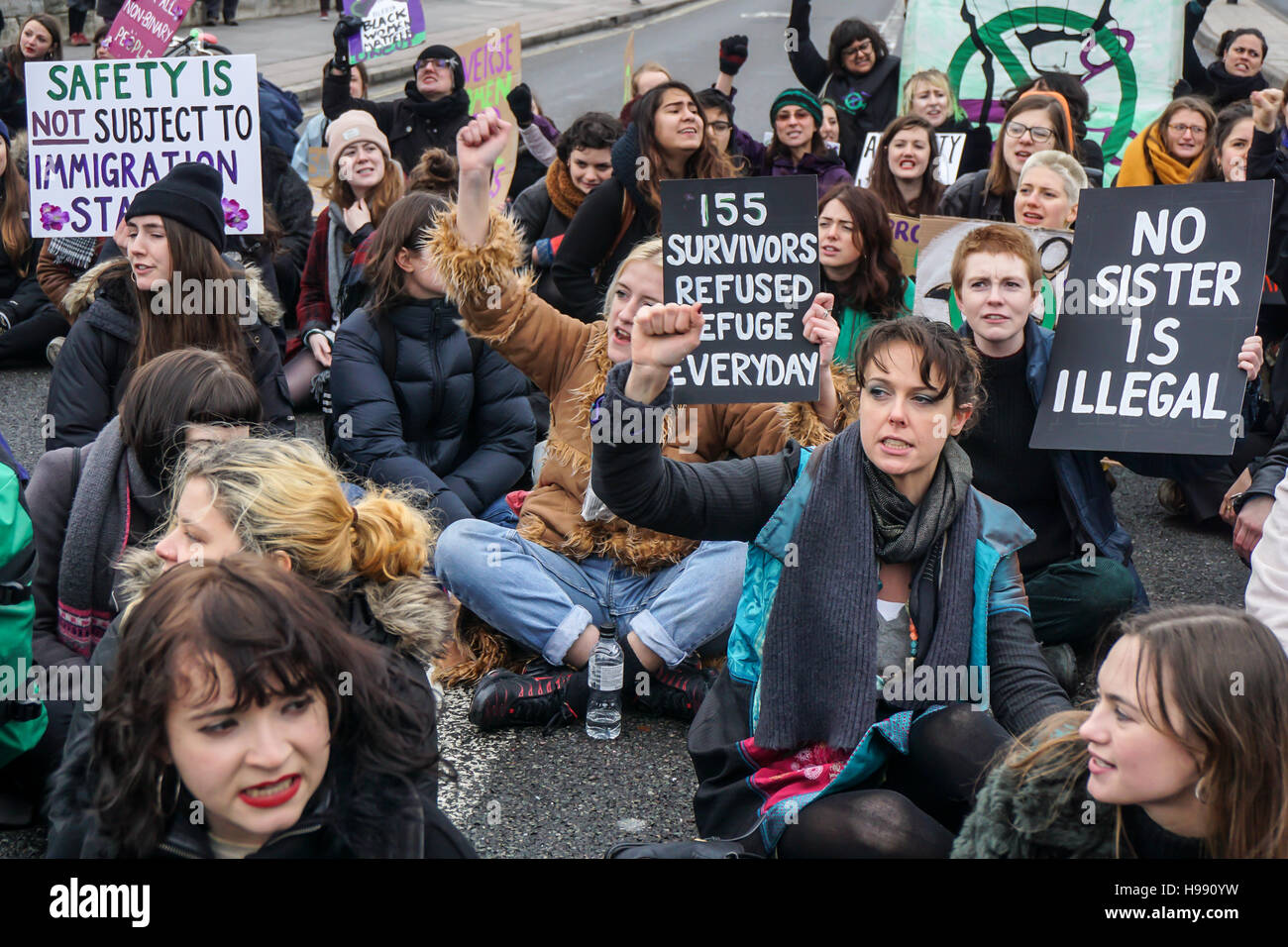 London, England, Vereinigtes Königreich. 20. November 2016. Schwester Uncut Montage am Trafalgar Square gegen häusliche Gewalt-Dienste schneiden. März und blockade von Waterloo Brücke meist ehrwürdige Gruppe sind schwarz und ethnische Minderheit Frauen 4 von 5, der Ansatz, den Berghütten abgewiesen werden und Beleuchtung flare wie sie in London, Vereinigtes Königreich marschieren. Bildnachweis: Siehe Li/Alamy Live News Stockfoto